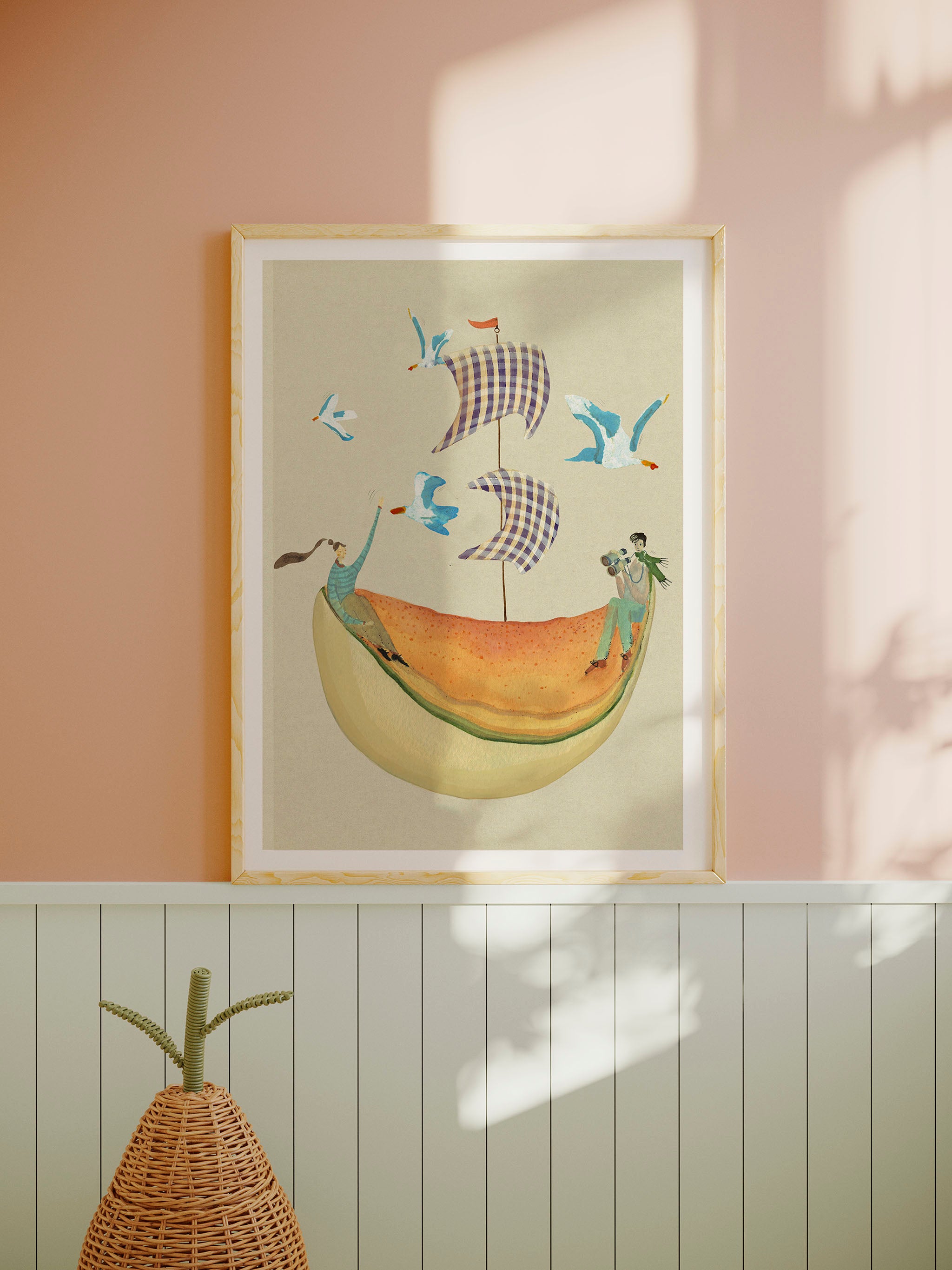 Cantaloupe Skibet kunstplakat med melonbåd og måger i lys træramme