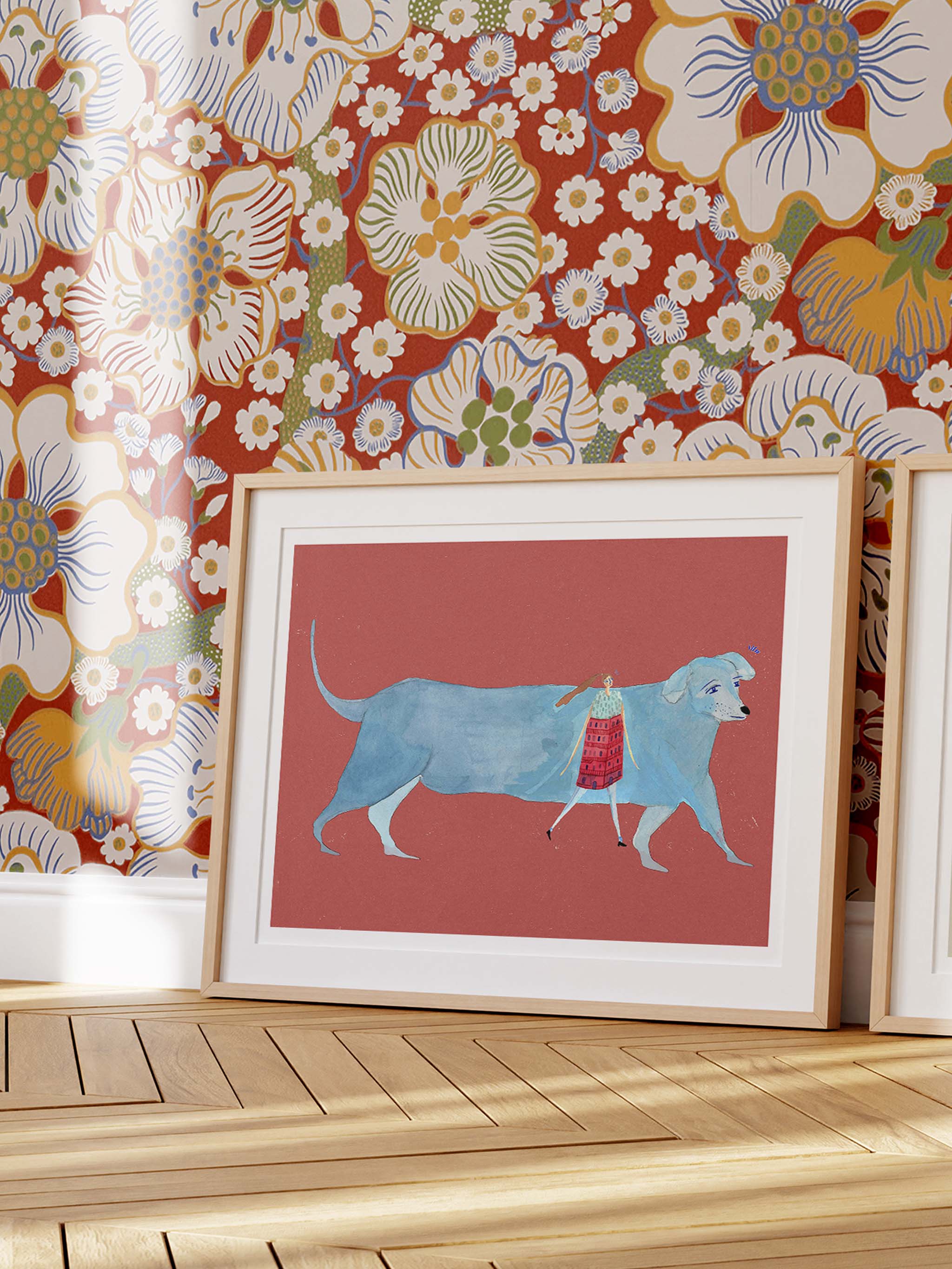 Den Blåbenede Hund kunstplakat foran et farverigt blomstertapet