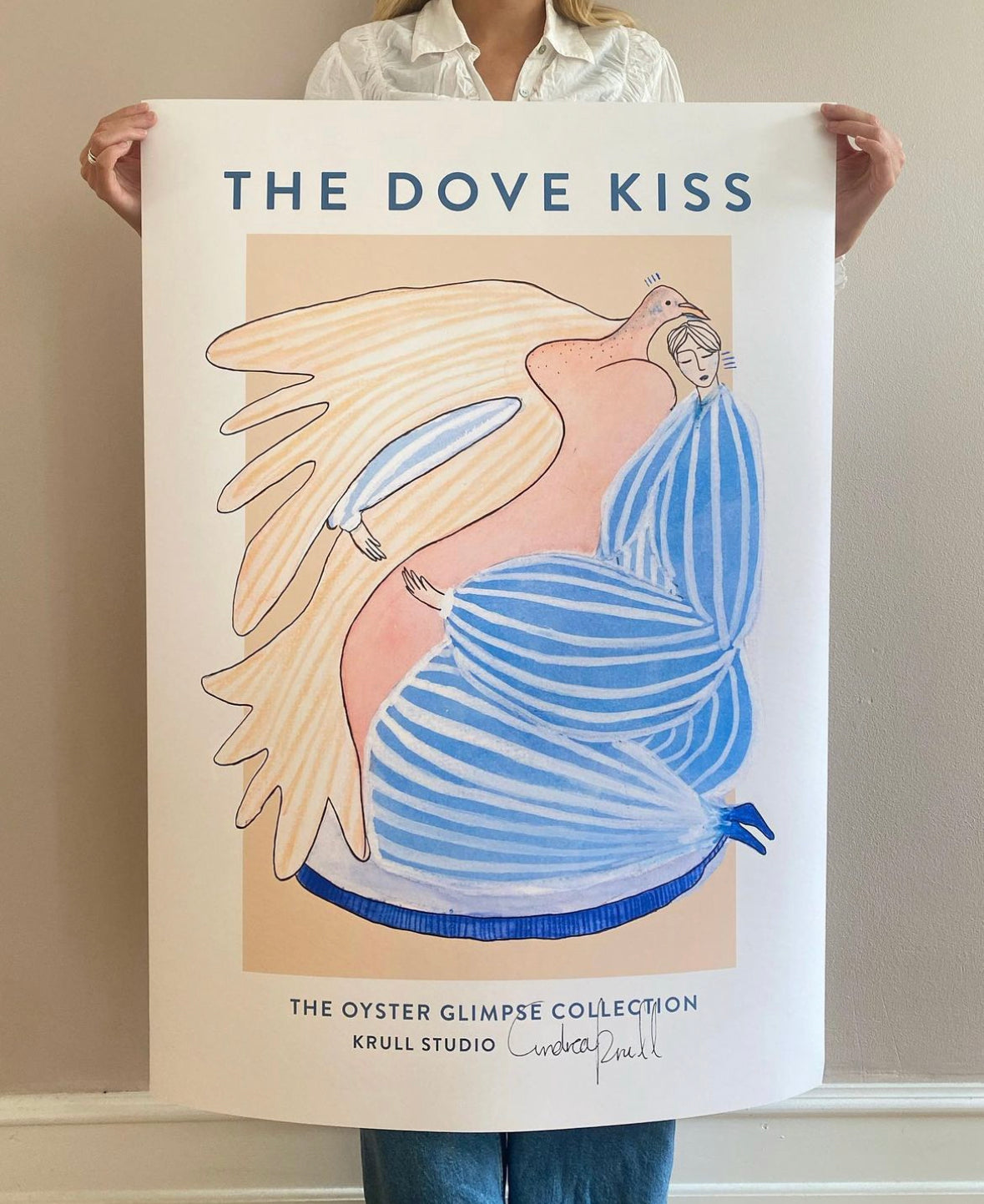 Person holder den store DOVE KISS kunstplakat med blåstribet figur og due