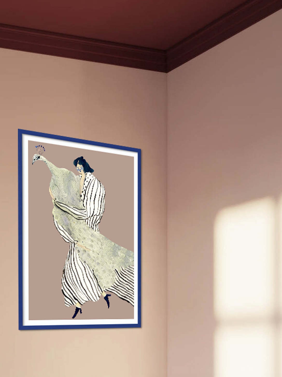Blå træramme med STOLEN PEACOCK kunstplakat på en beige væg