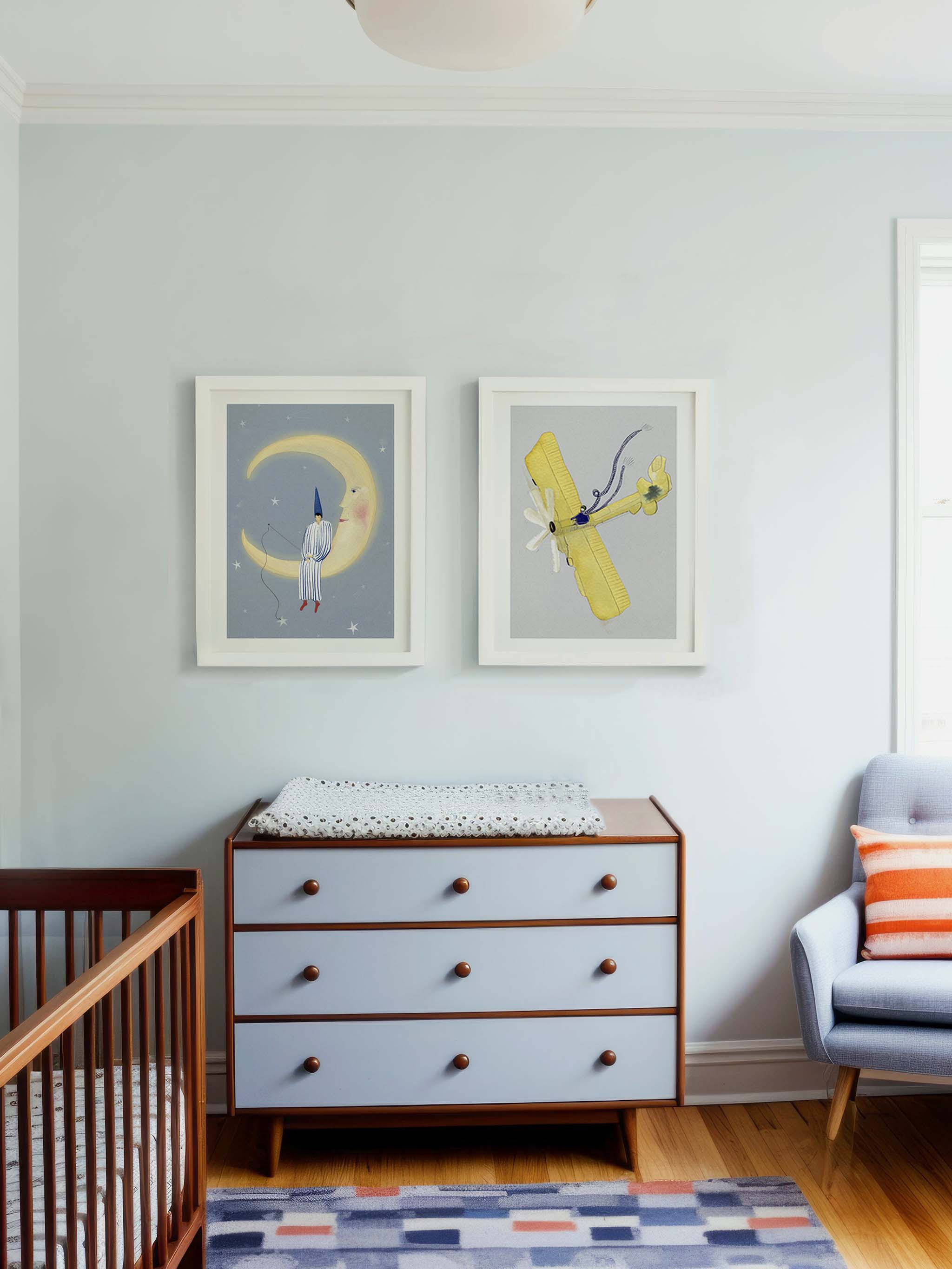 Stjernefiskeren kunstplakat og plakat med gul fugl over en puslekommode