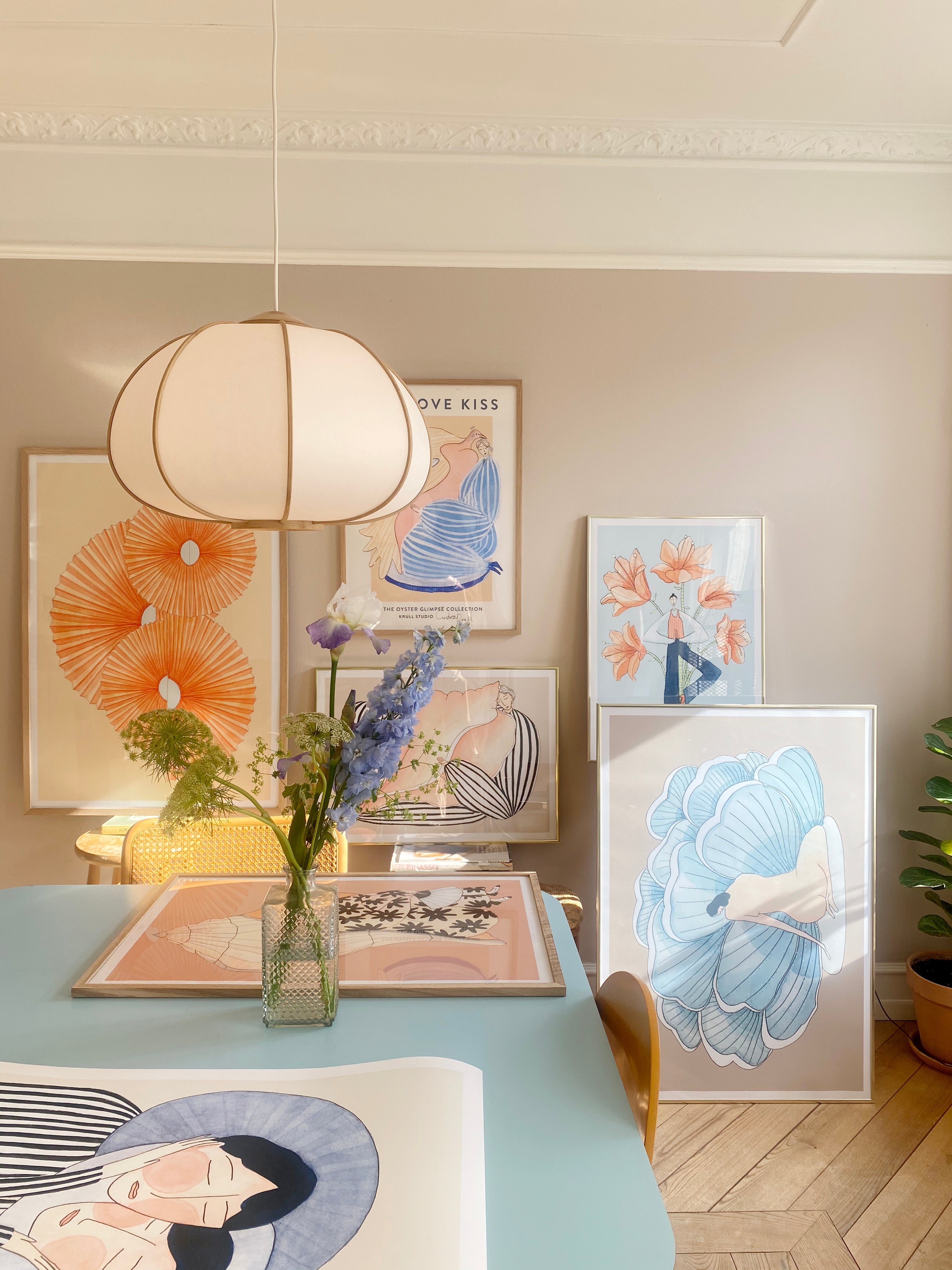 Indretning af billedvæg med Andrea Krull papir vifte plakat og andre organiske illustrationer.