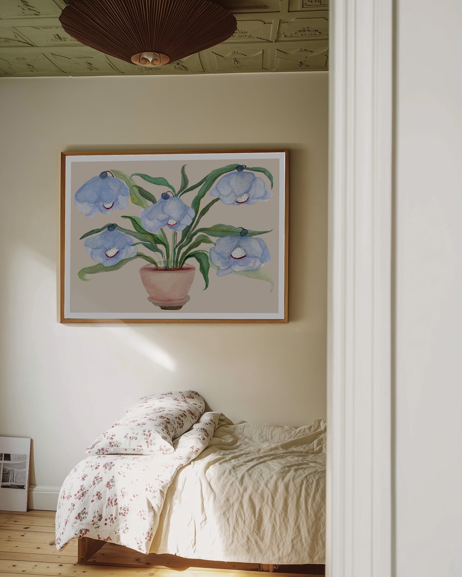 DESERT BLUEBELLS kunstplakat i naturtræsramme over seng med lyst blomstret sengetøj