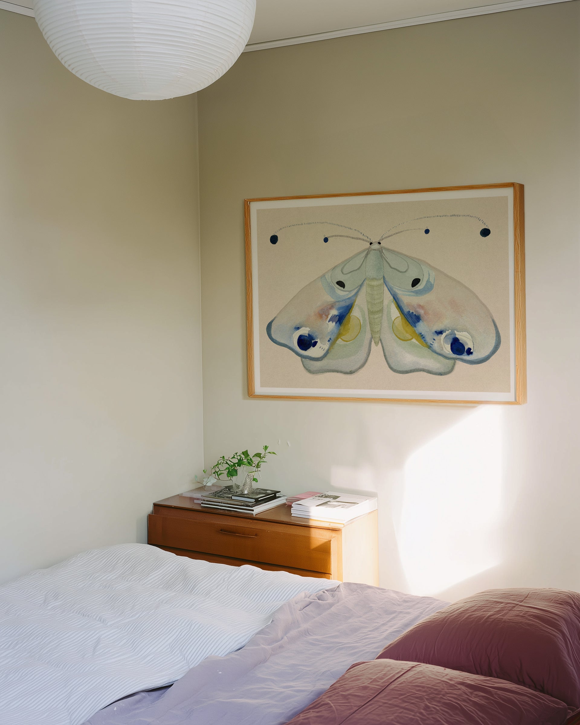 Natsværmer Dronningen kunstplakat med lys natsværmer over en seng