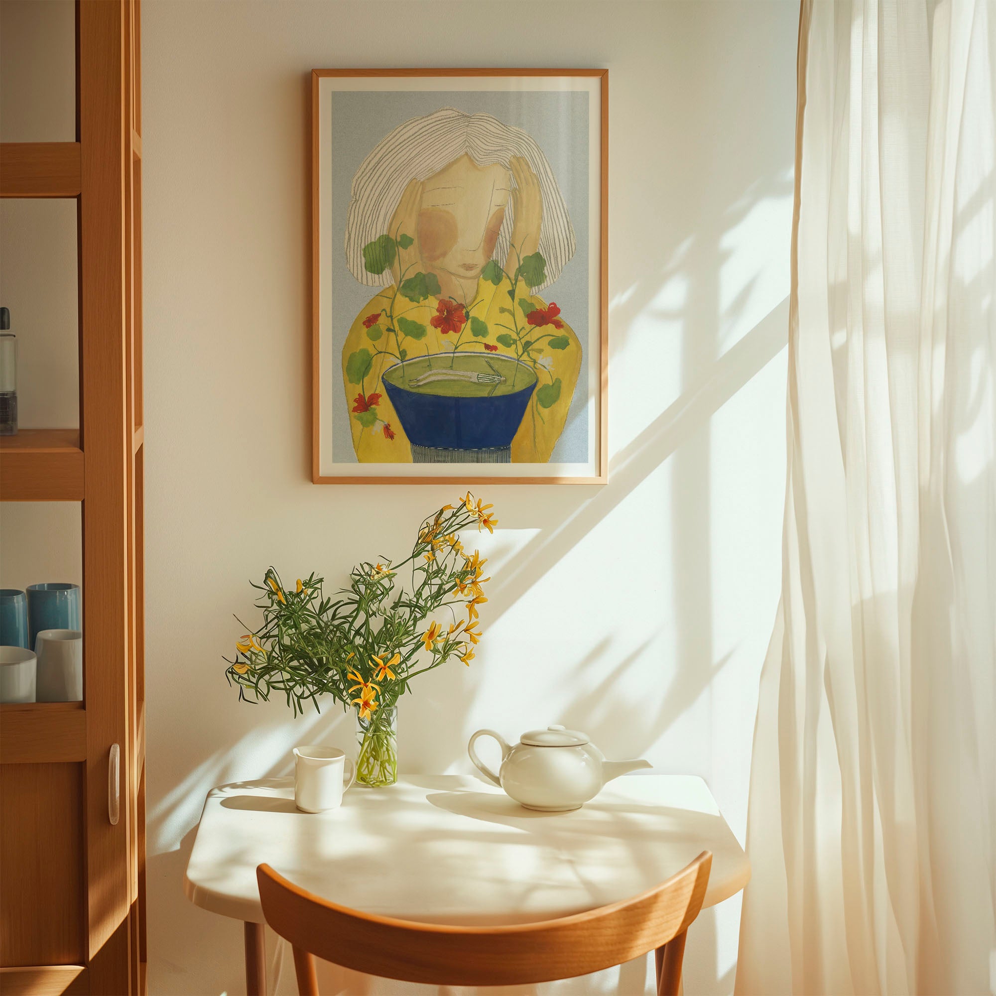 Tea Clouds kunstplakat med person i gul blomsterdragt og blå teskål over et tebord all-groups