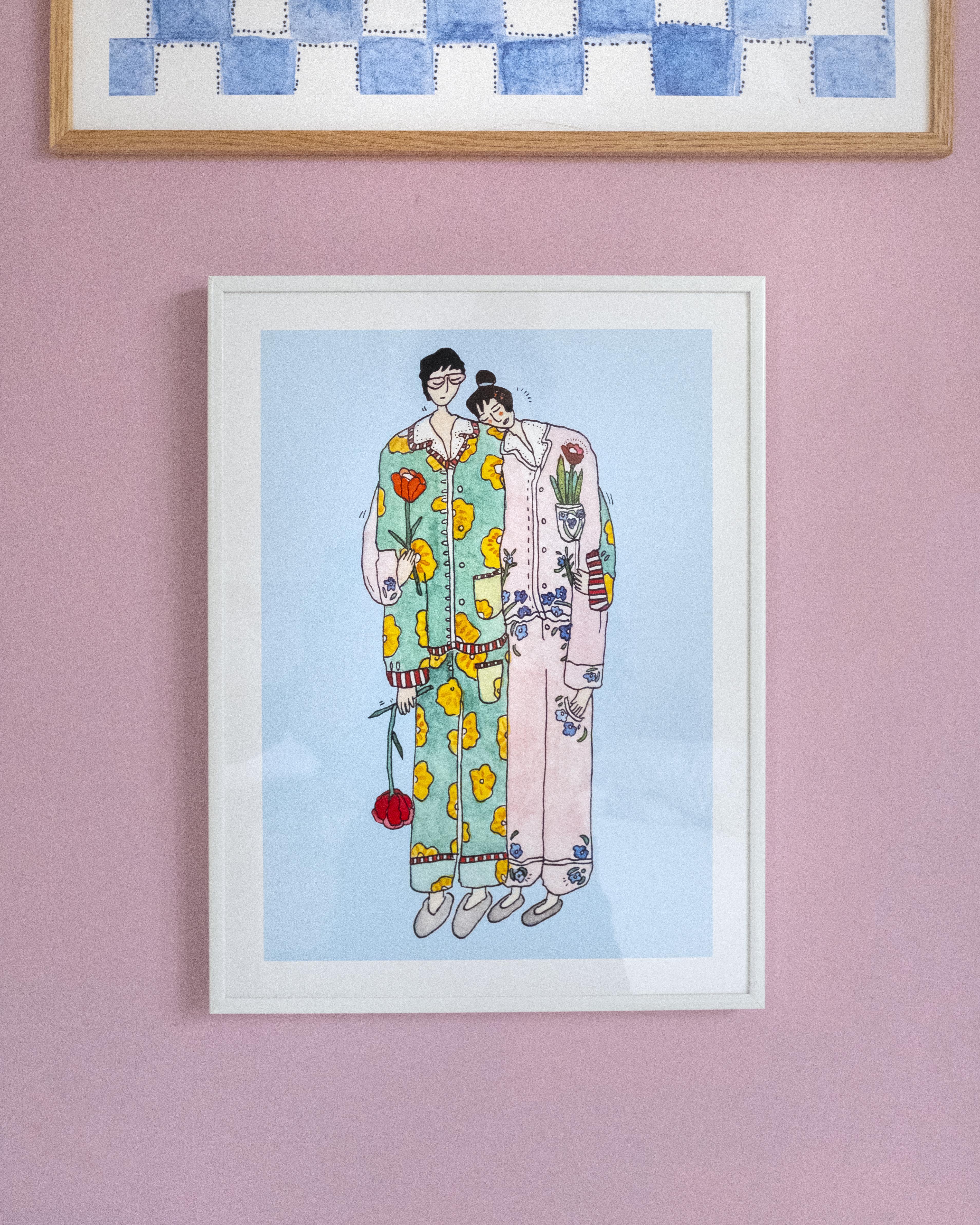 BFF IN PYJAMAS kunstplakat i hvid ramme på rosa væg under blåternet kunstværk