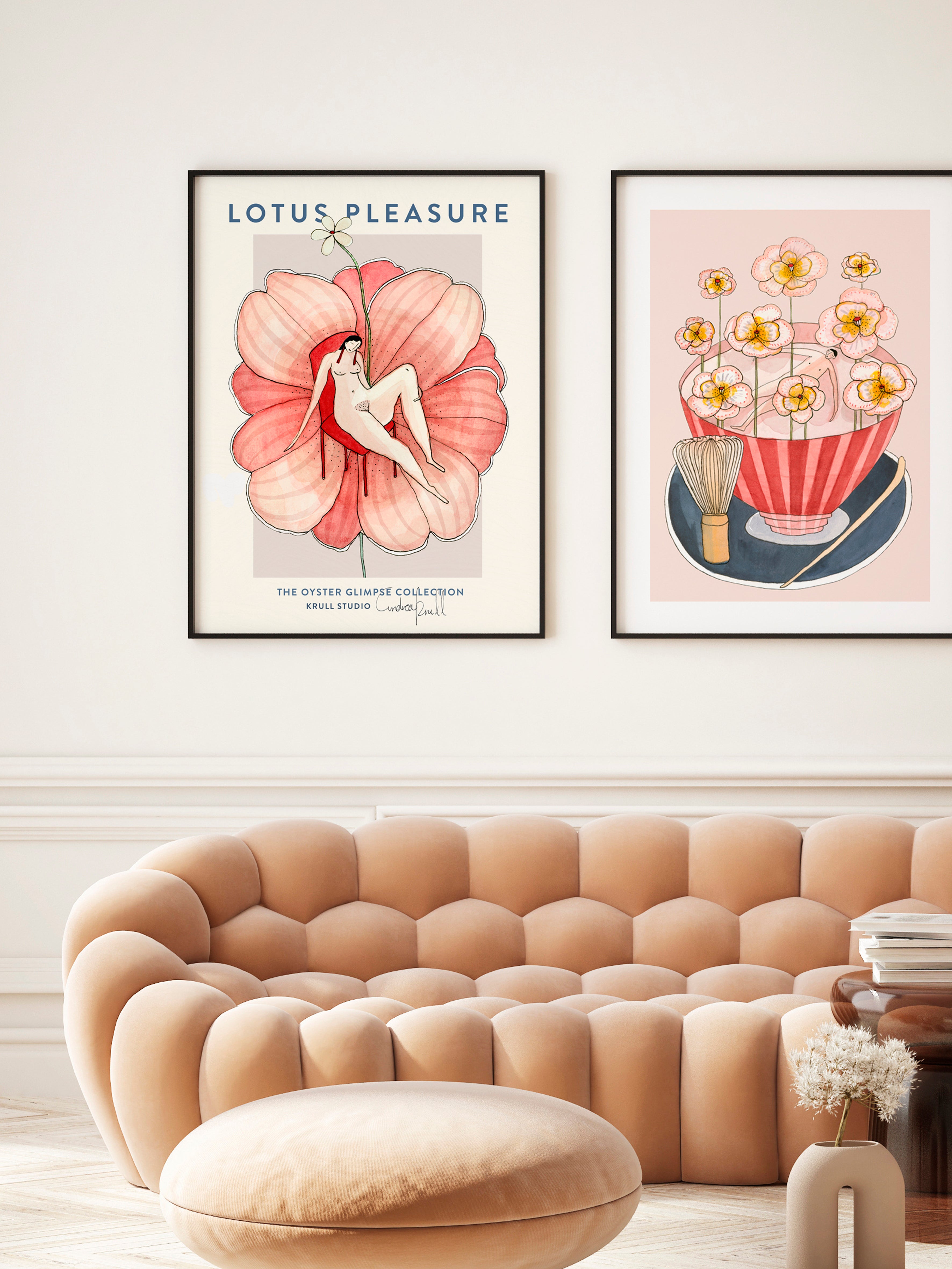 MATCHA BATH og Lotus Pleasure kunstplakater i lys stue over beige sofa