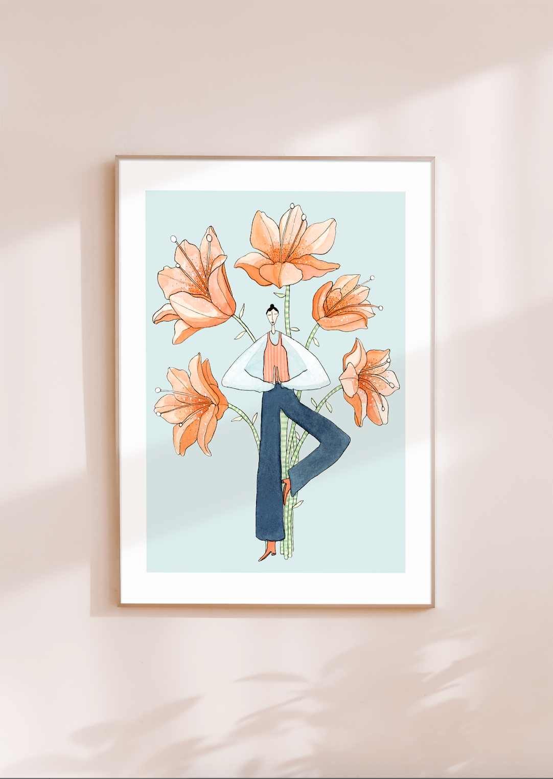BLOSSOM POSE kunstplakat i lys træramme på rosa væg
