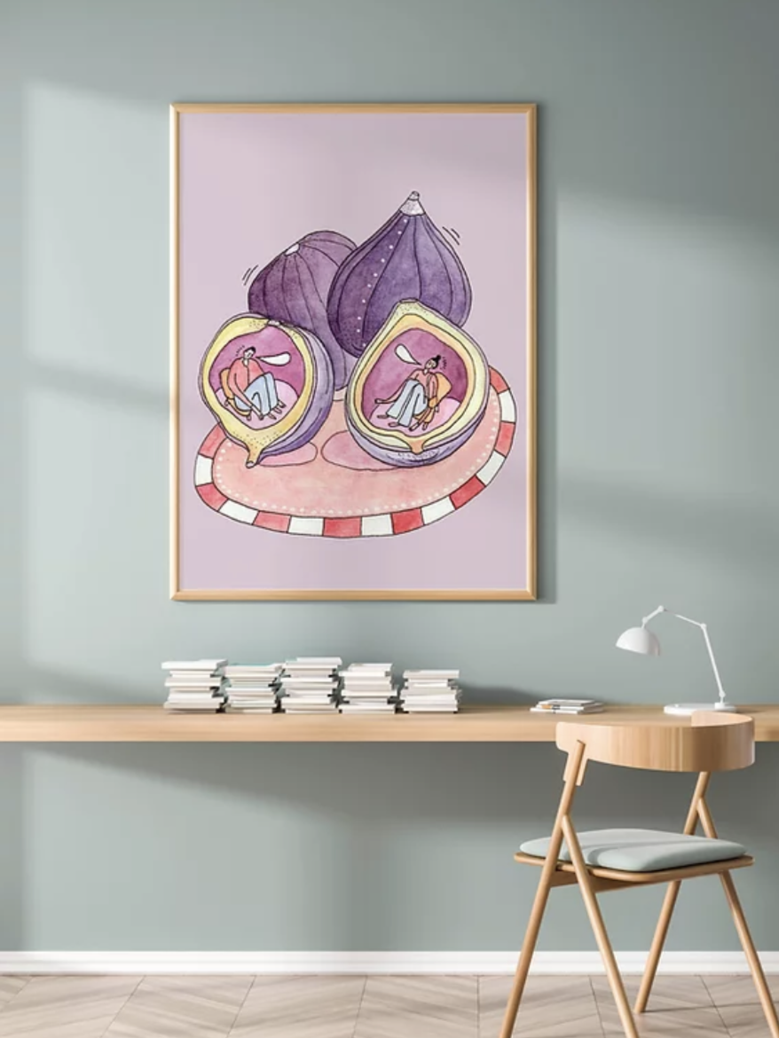 FRIENDS IN FIGS kunstplakat i messingfarvet ramme over træskrivebord på blågrå væg