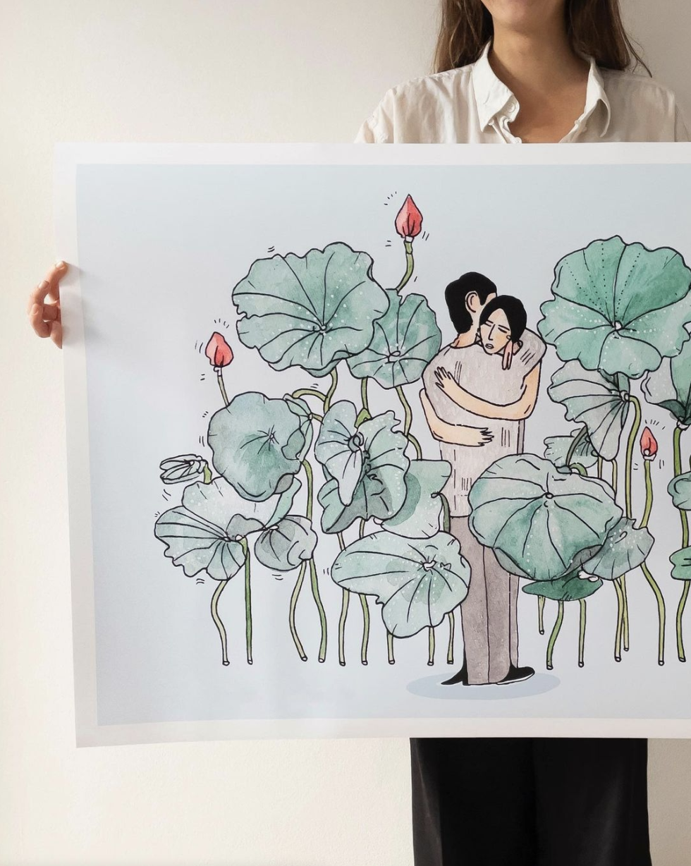 Person holder stor WATER LILIES LOVERS kunstplakat med omfavnende par blandt lotusblade