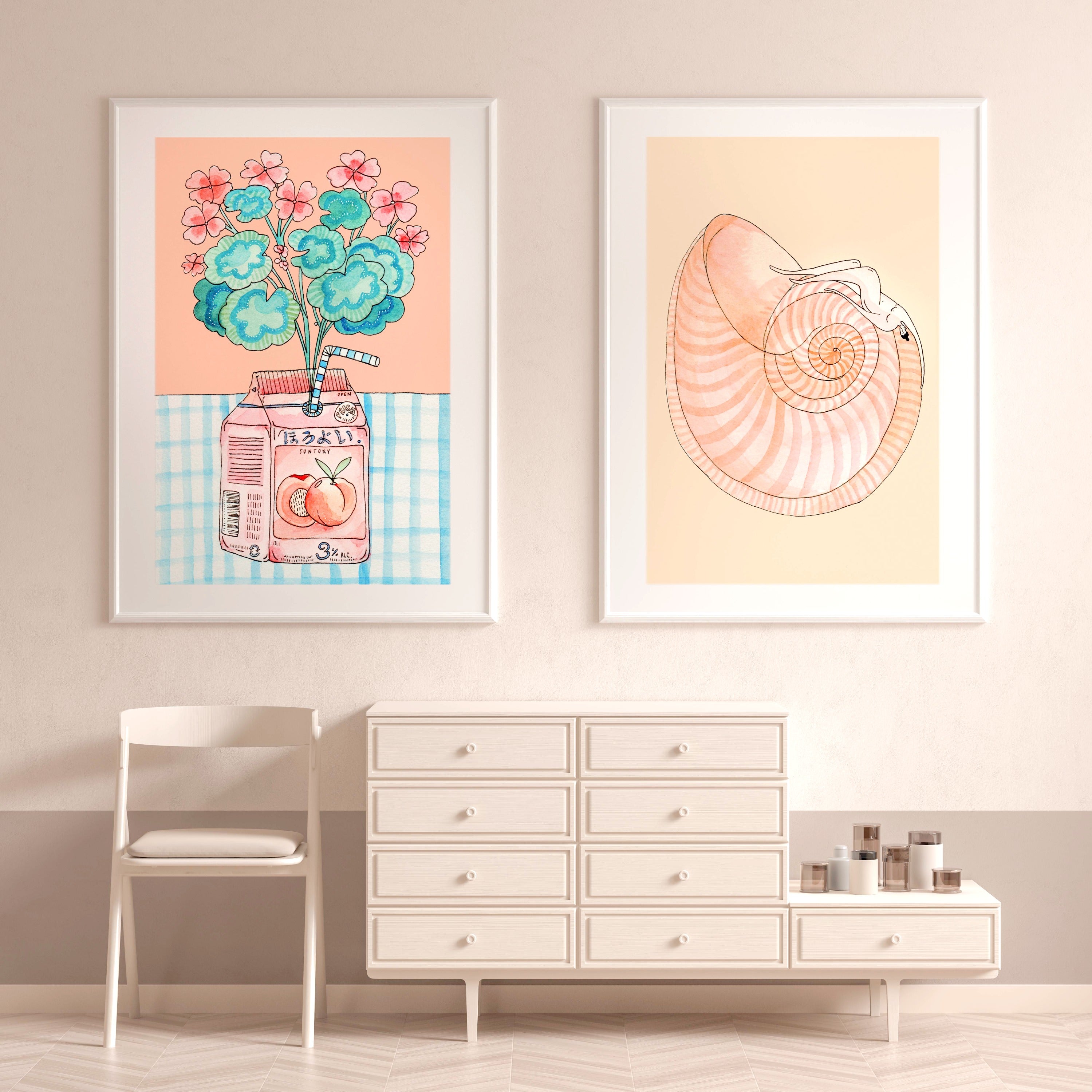 CLOVERS & PEACH og SEASHELL SYMPHONY kunstplakater i hvide rammer over hvid kommode