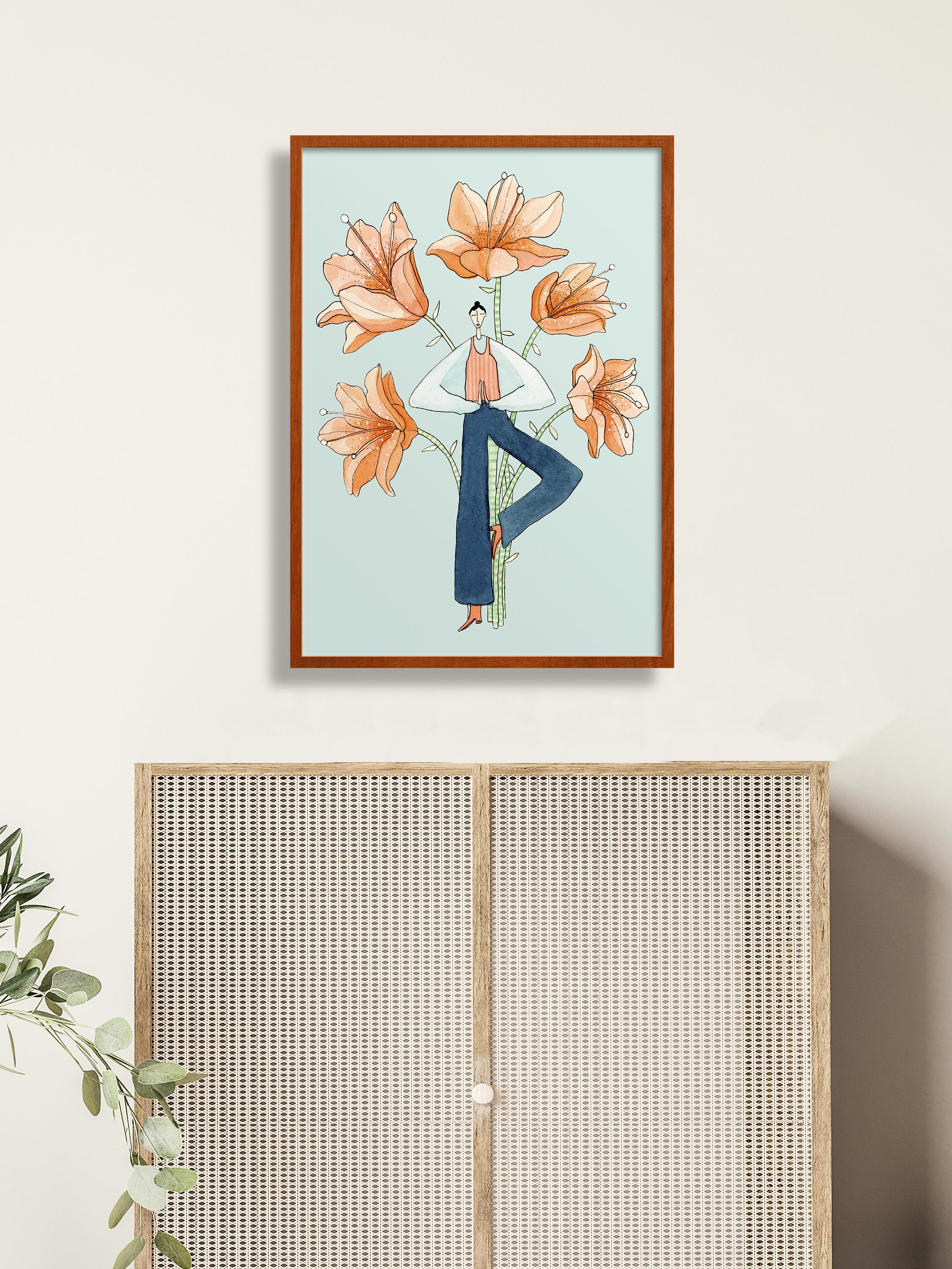 BLOSSOM POSE kunstplakat i mørk træramme over skab med fletlåger