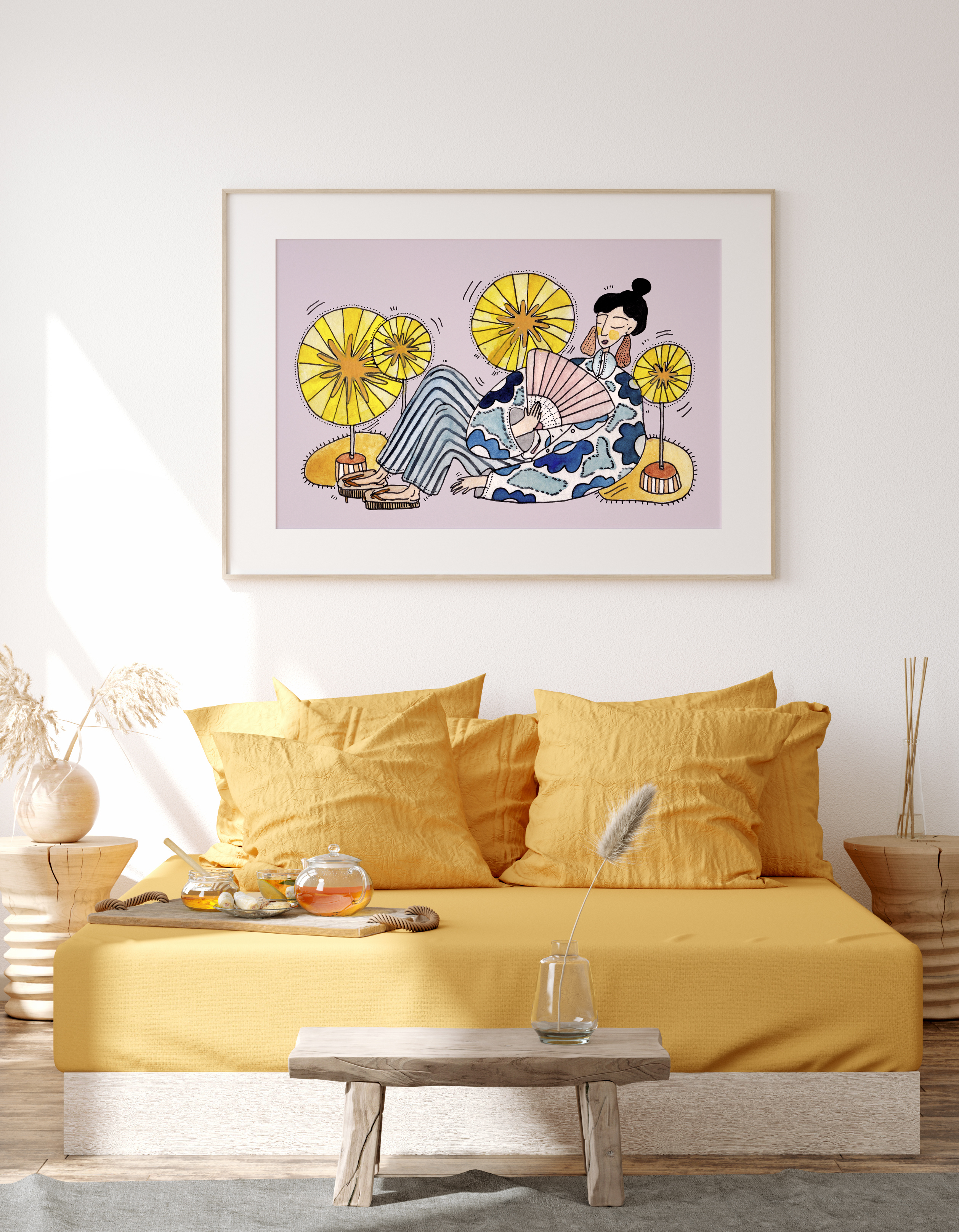 GEISHA OGI kunstplakat i lys træramme over gul seng med gule puder