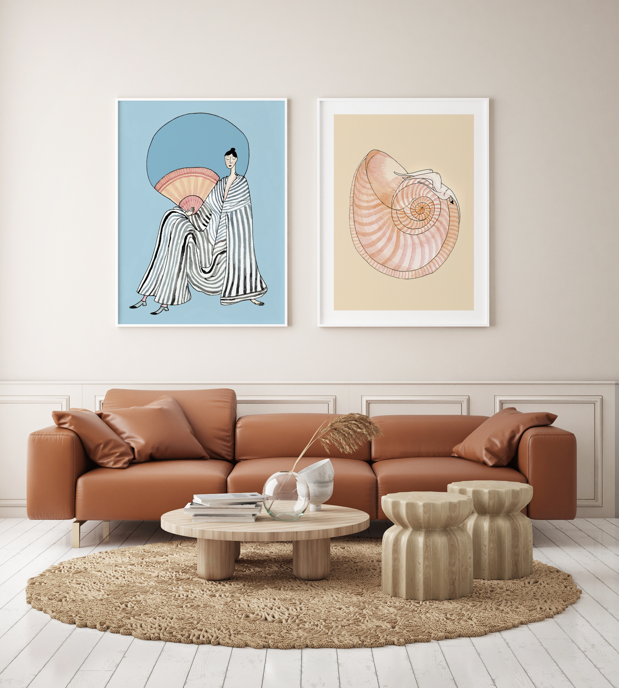 SEASHELL SYMPHONY og FULLMOON FAN kunstplakater i hvide rammer over brun sofa