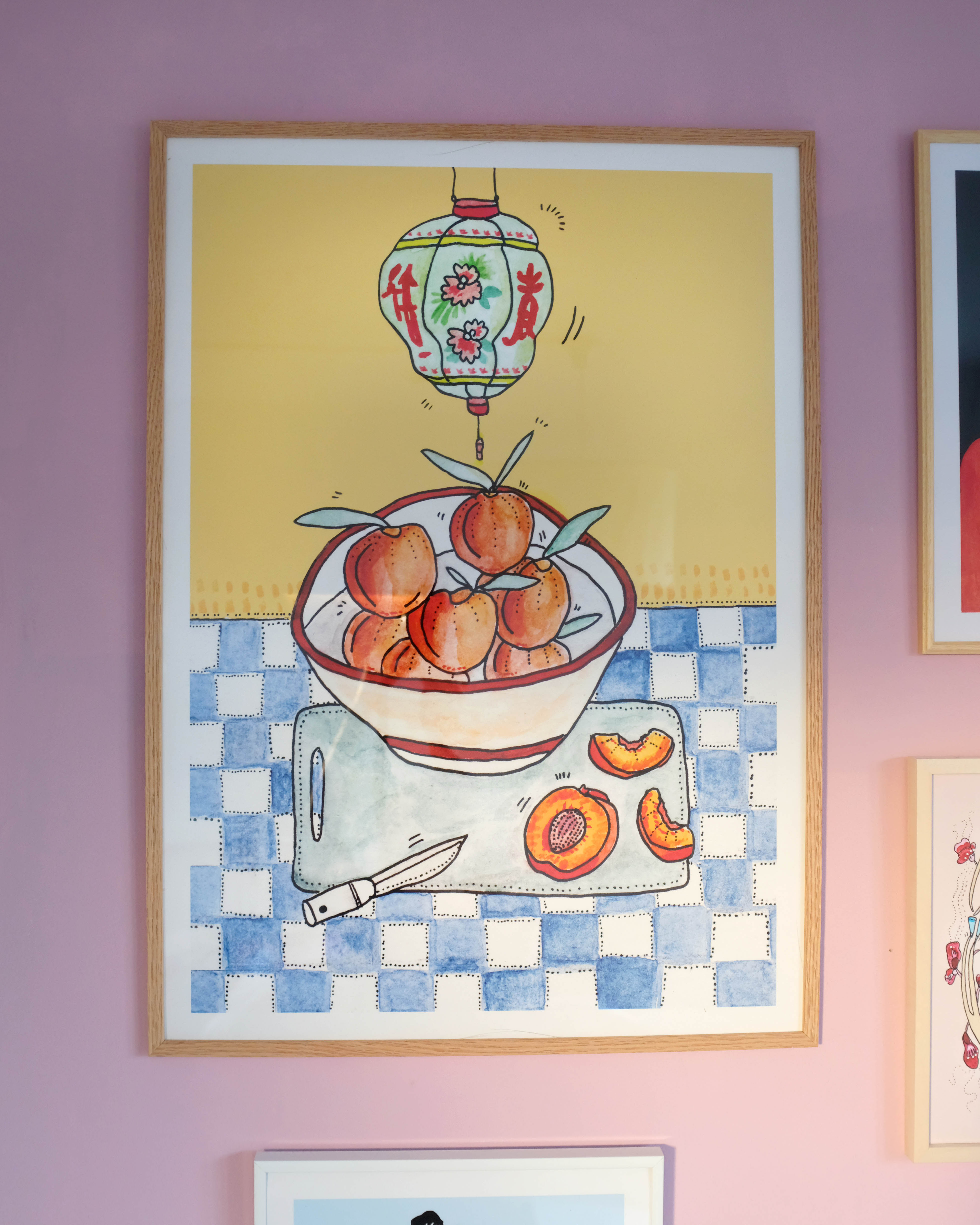 PEACH & BLUE TILES kunstplakat i naturtræsramme på rosa gallerivæg