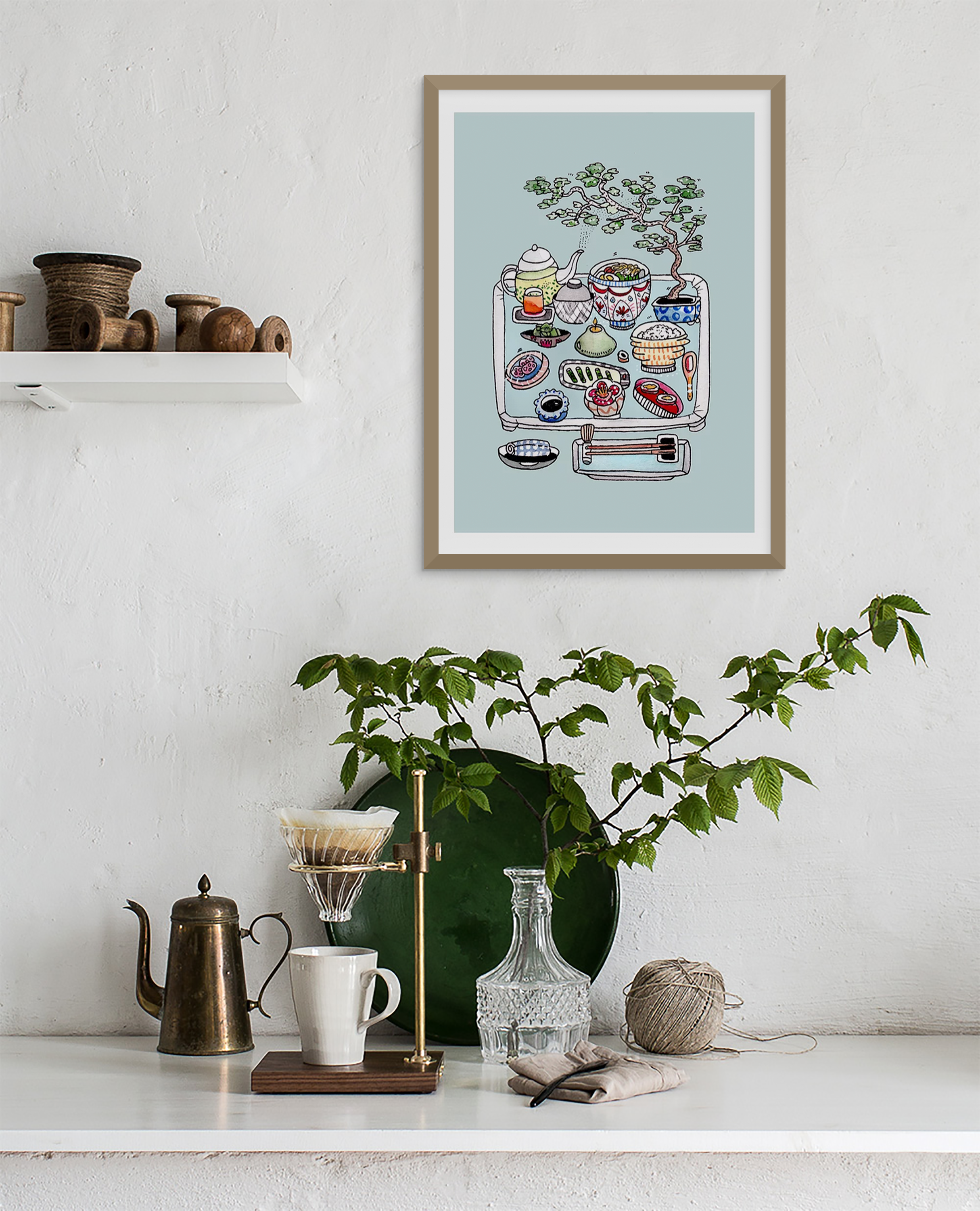 TOKYO DREAMS kunstplakat i naturtræsramme over kaffebord med kande, kaffefilter og grøn plante
