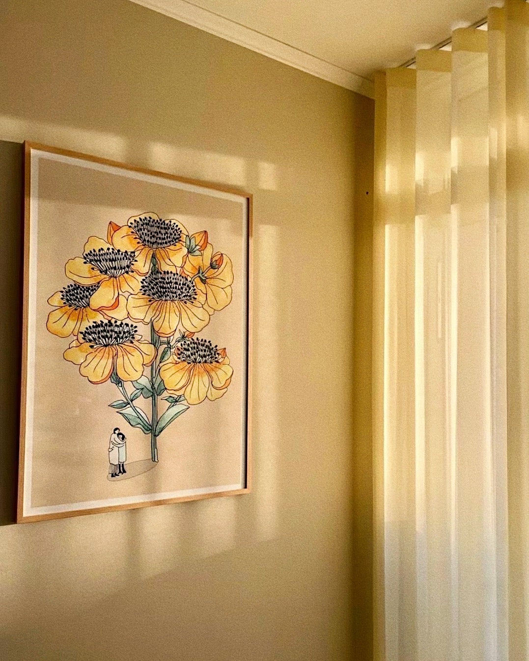 HUG ME kunstplakat i naturtræsramme på gylden væg ved lyse gardiner