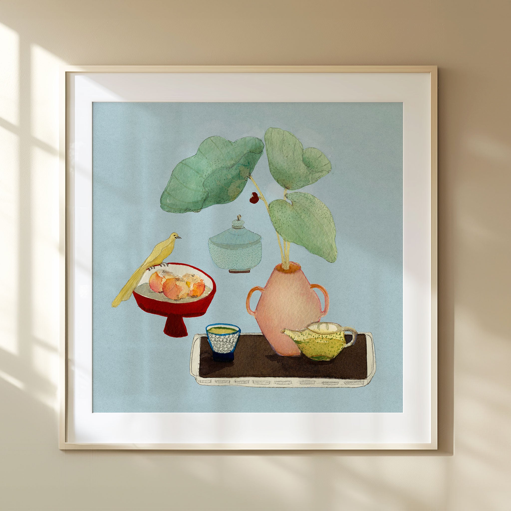 A Tea Table kunstplakat med tebord, kopper, vase og gul fugl i hvid ramme all-groups