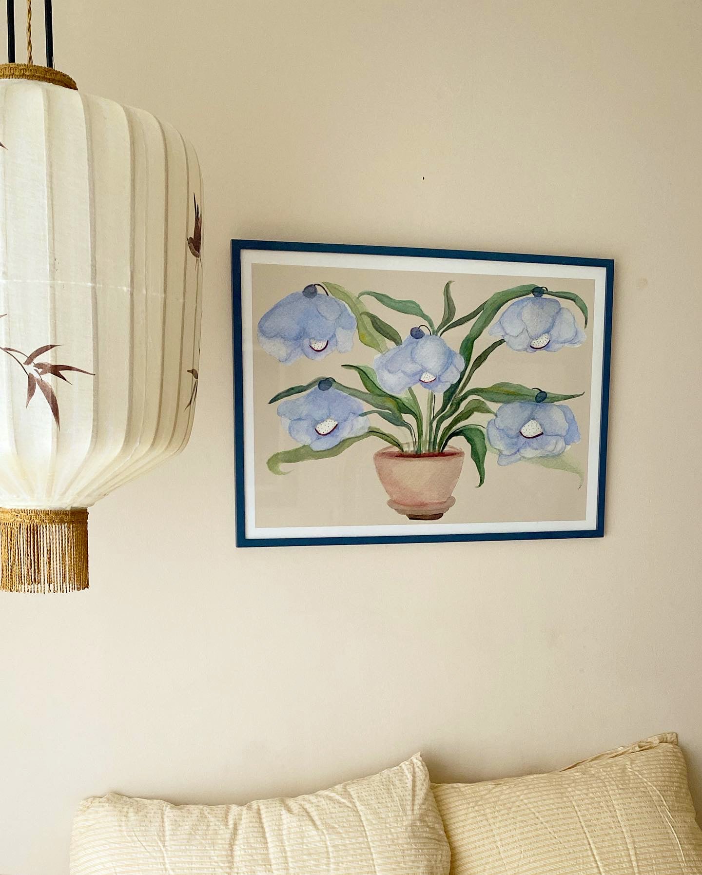 DESERT BLUEBELLS kunstplakat i mørkeblå ramme over seng ved japansk pendellampe