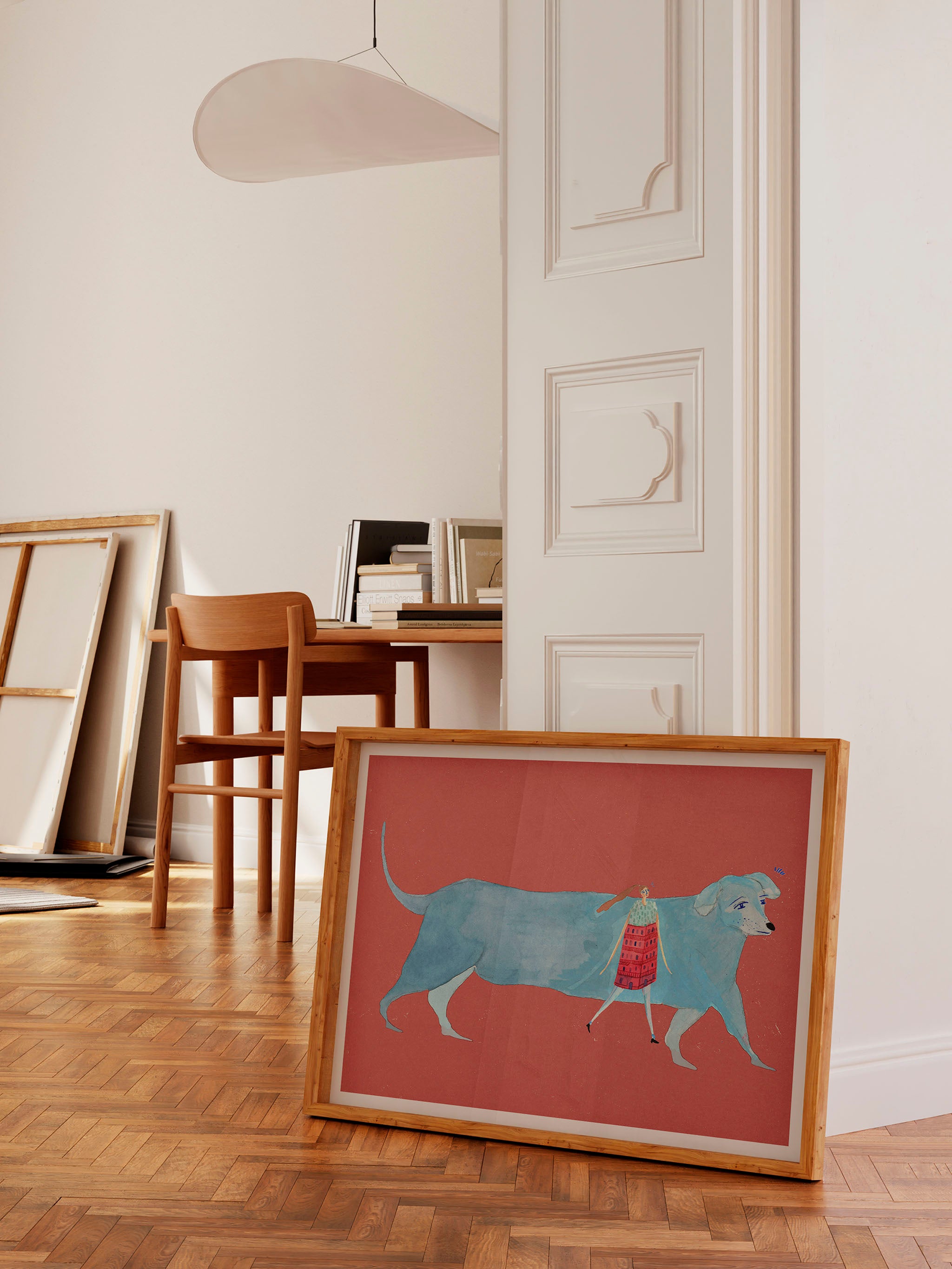 Den Blåbenede Hund kunstplakat med blå hund i lys træramme på gulvet