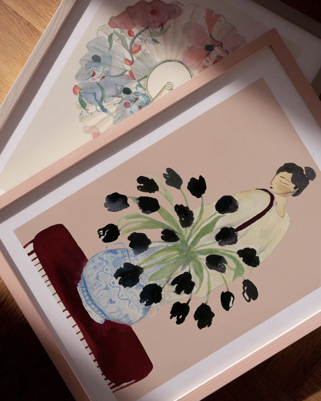 Nærbillede af SUNDAY MARKET kunstplakat med sorte blomster i rosa ramme