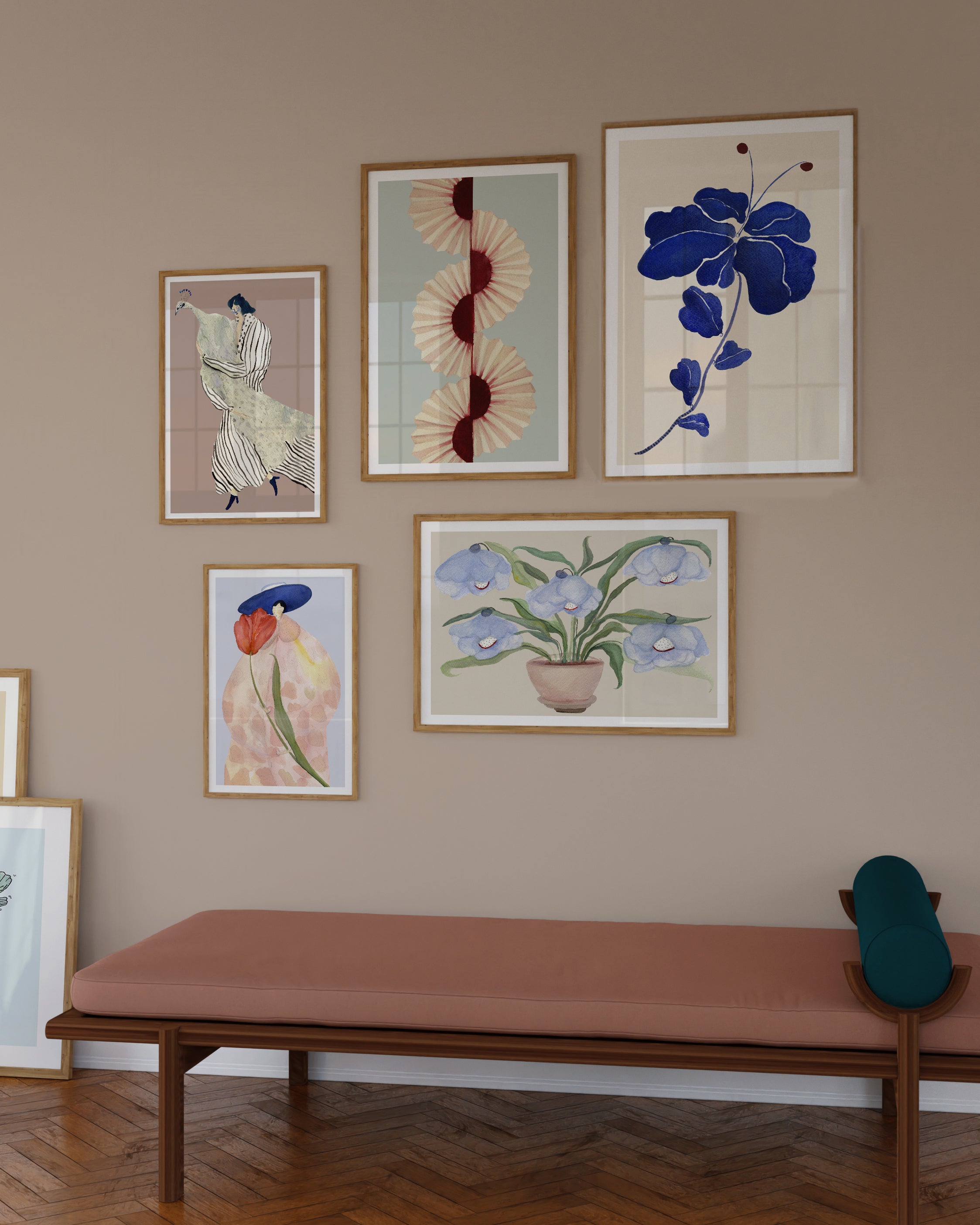 FLEUR DE BLEU kunstplakat med mørkeblå blomst i billedvæg over en bænk