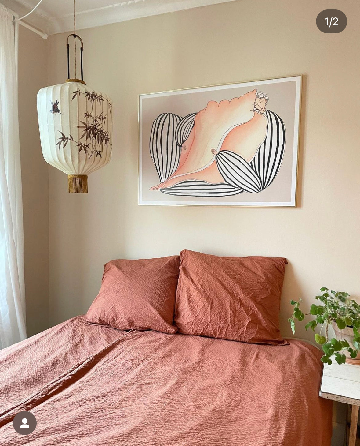SEA COMB kunstplakat i hvid ramme over seng med rustfarvet sengetøj og japansk lampe