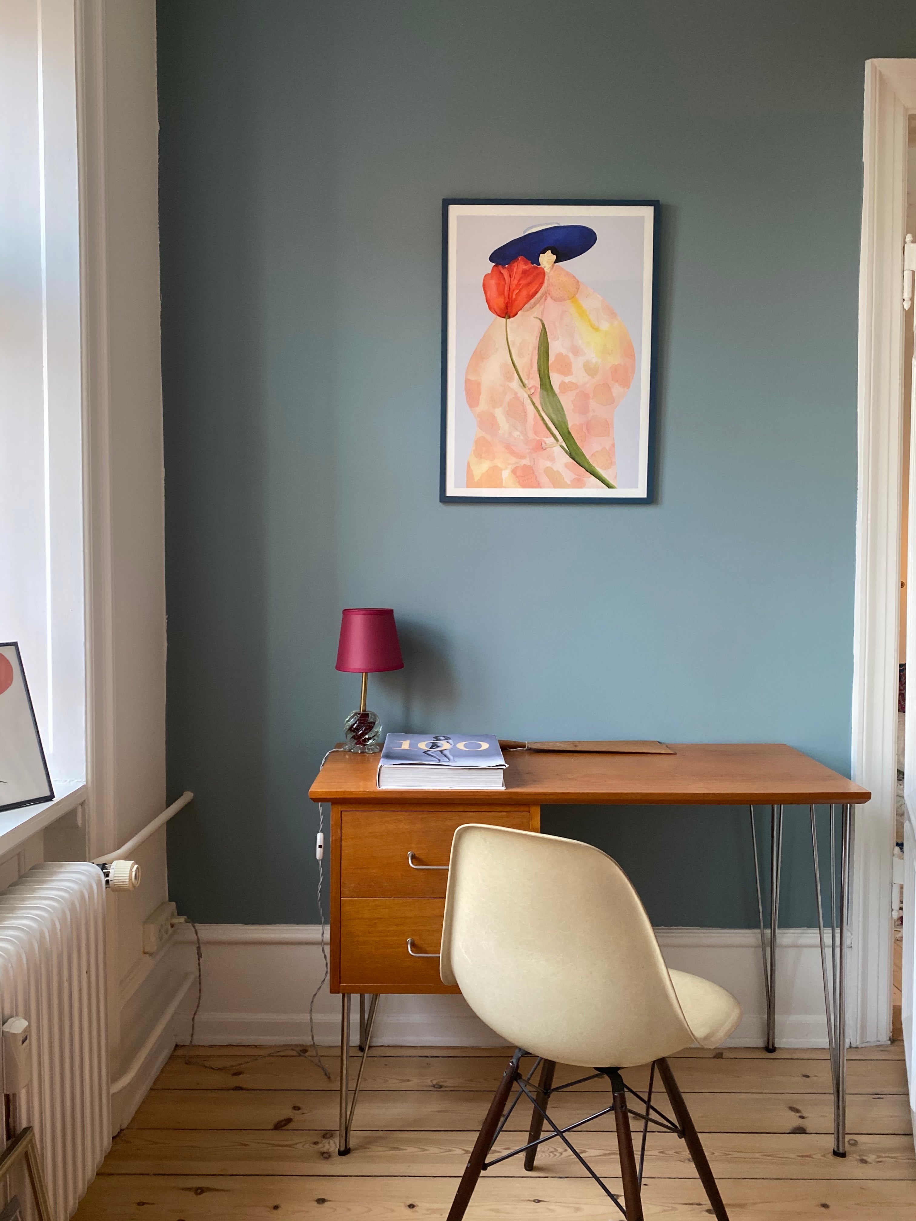 FRENCH TULIPS kunstplakat i petroleumsblå ramme over et skrivebord