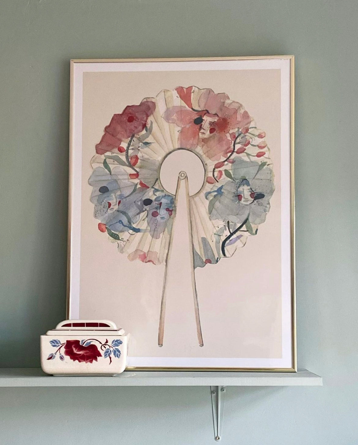WASHI PAPER FAN kunstplakat med rosa og blå vifter i lys ramme på en hylde