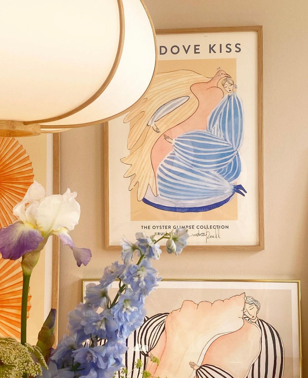 DOVE KISS kunstplakat i naturtræsramme over HUG ME med blomster og pendellampe