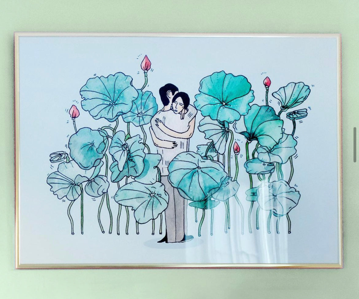 WATER LILIES LOVERS kunstplakat i naturtræsramme på lysegrøn væg