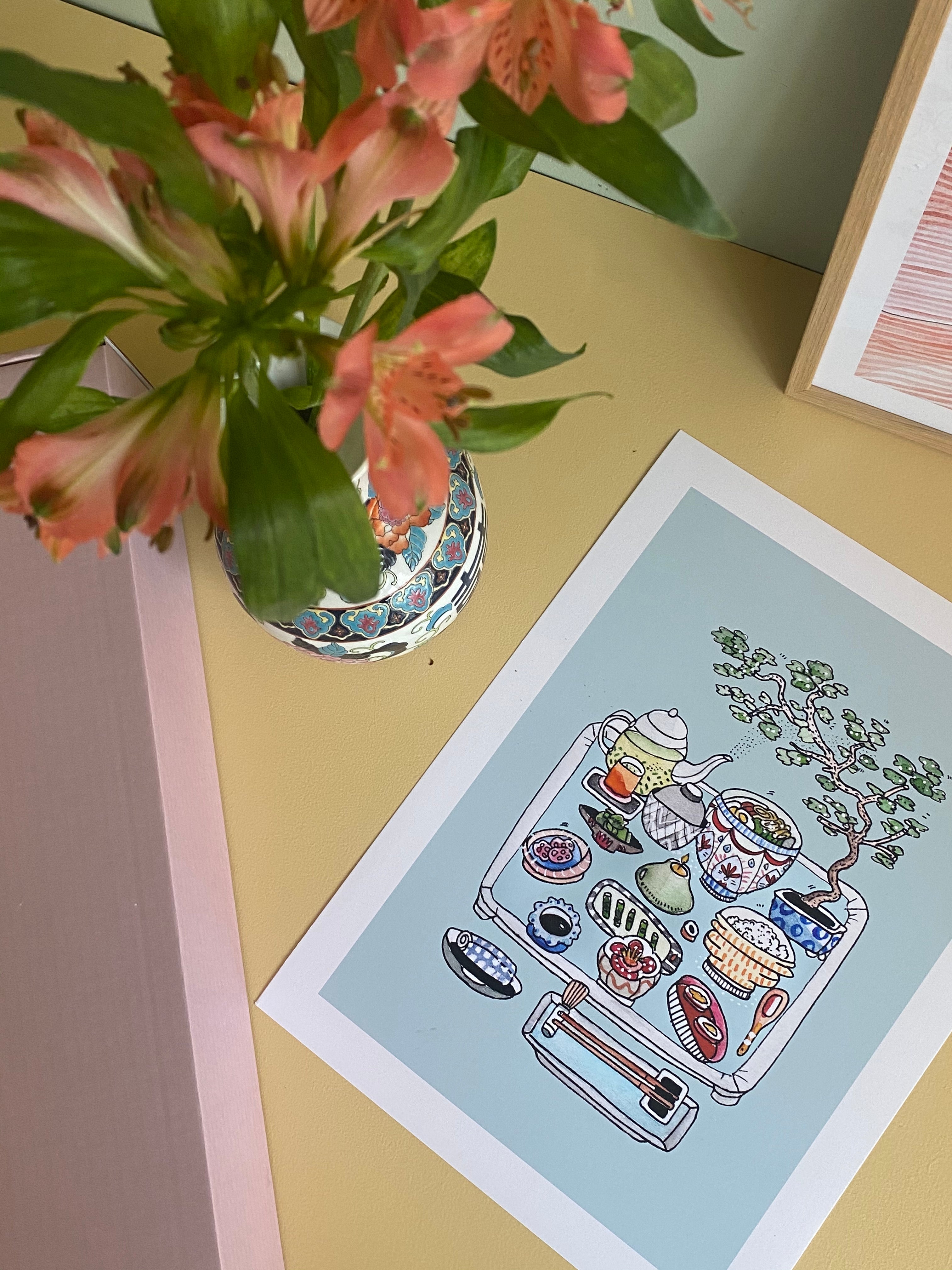 TOKYO DREAMS kunstplakat liggende på sennepsgul flade ved vase med rosa blomster