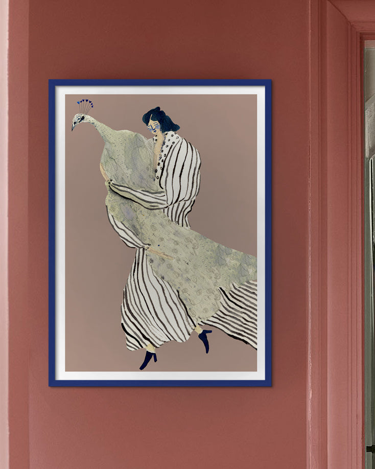 Nærbillede af blå træramme med STOLEN PEACOCK kunstplakat på en rosa væg