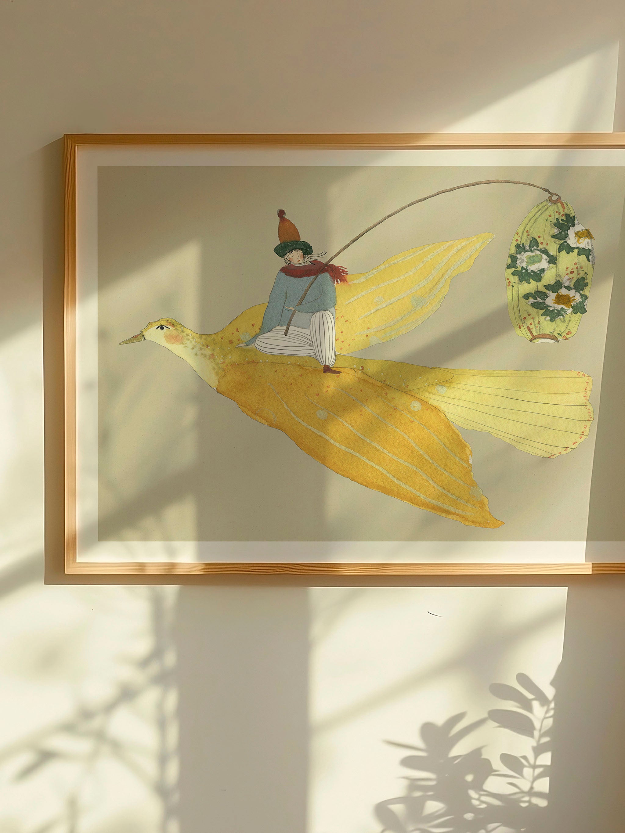 Nærbillede af Lysfuglen kunstplakat med gul fugl og siddende person