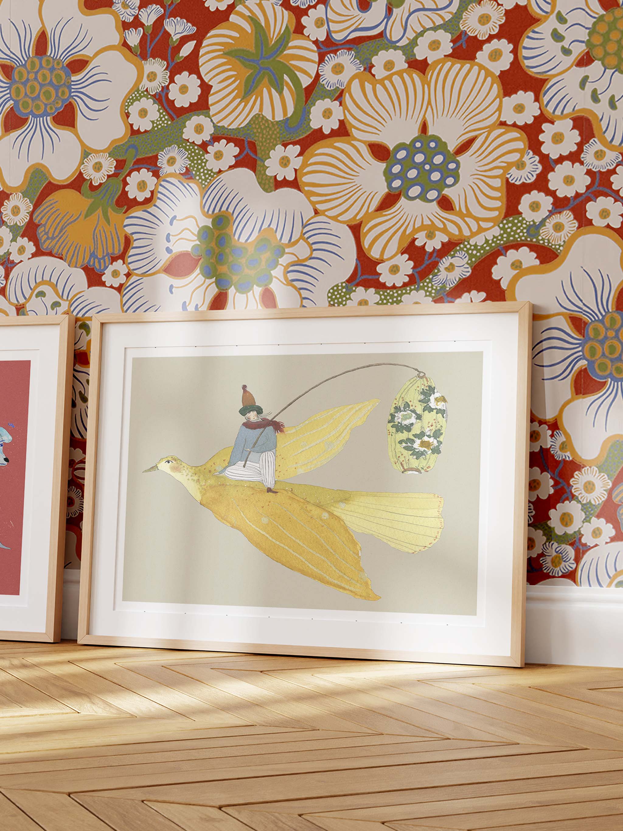 Lysfuglen kunstplakat med gul fugl foran et farverigt blomstertapet