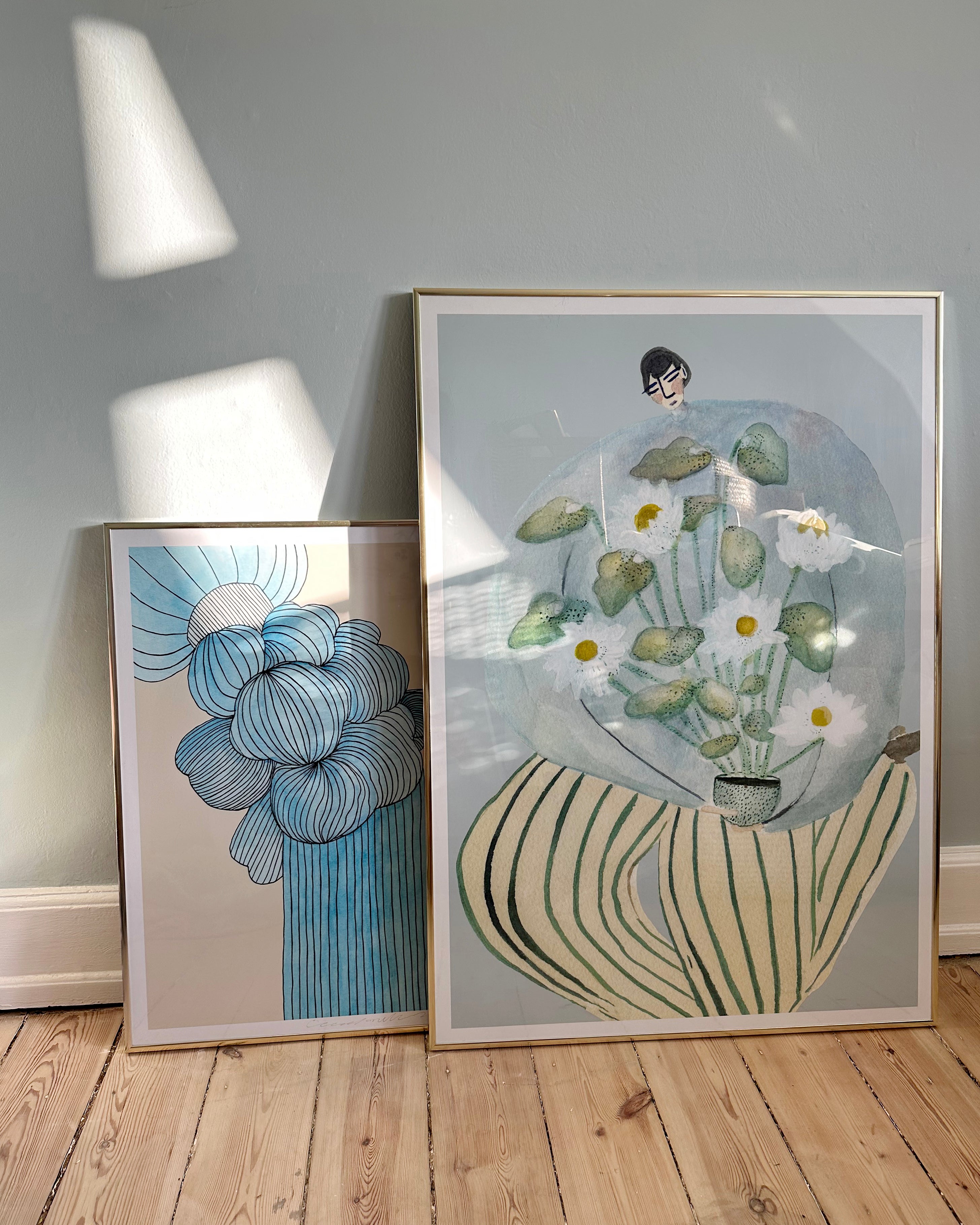 MY CHAMOMILE kunstplakat med hvide blomster og grønstribet vase sammen med en blå blomsterplakat