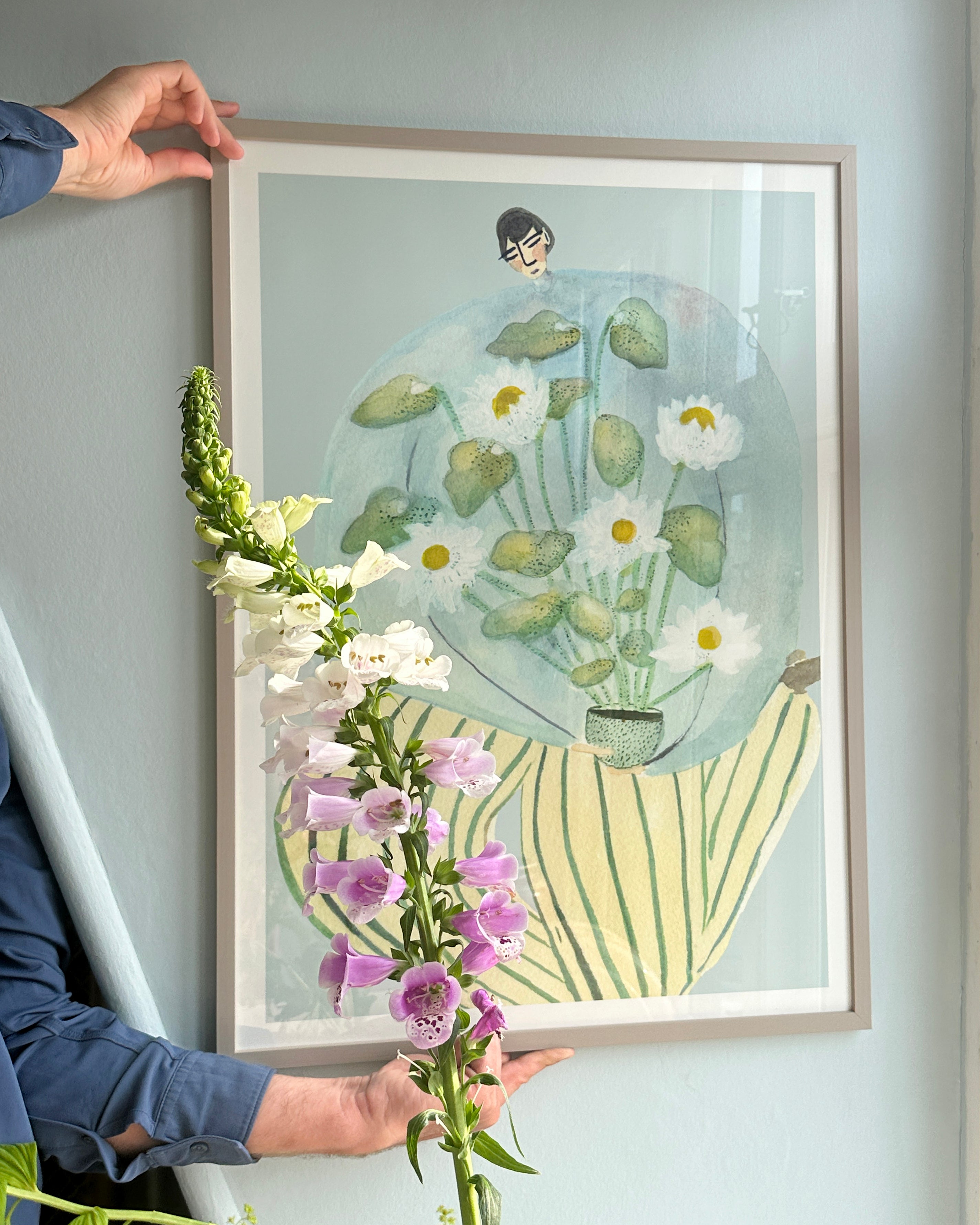 Person holder MY CHAMOMILE kunstplakat med hvide blomster og grønstribet vase
