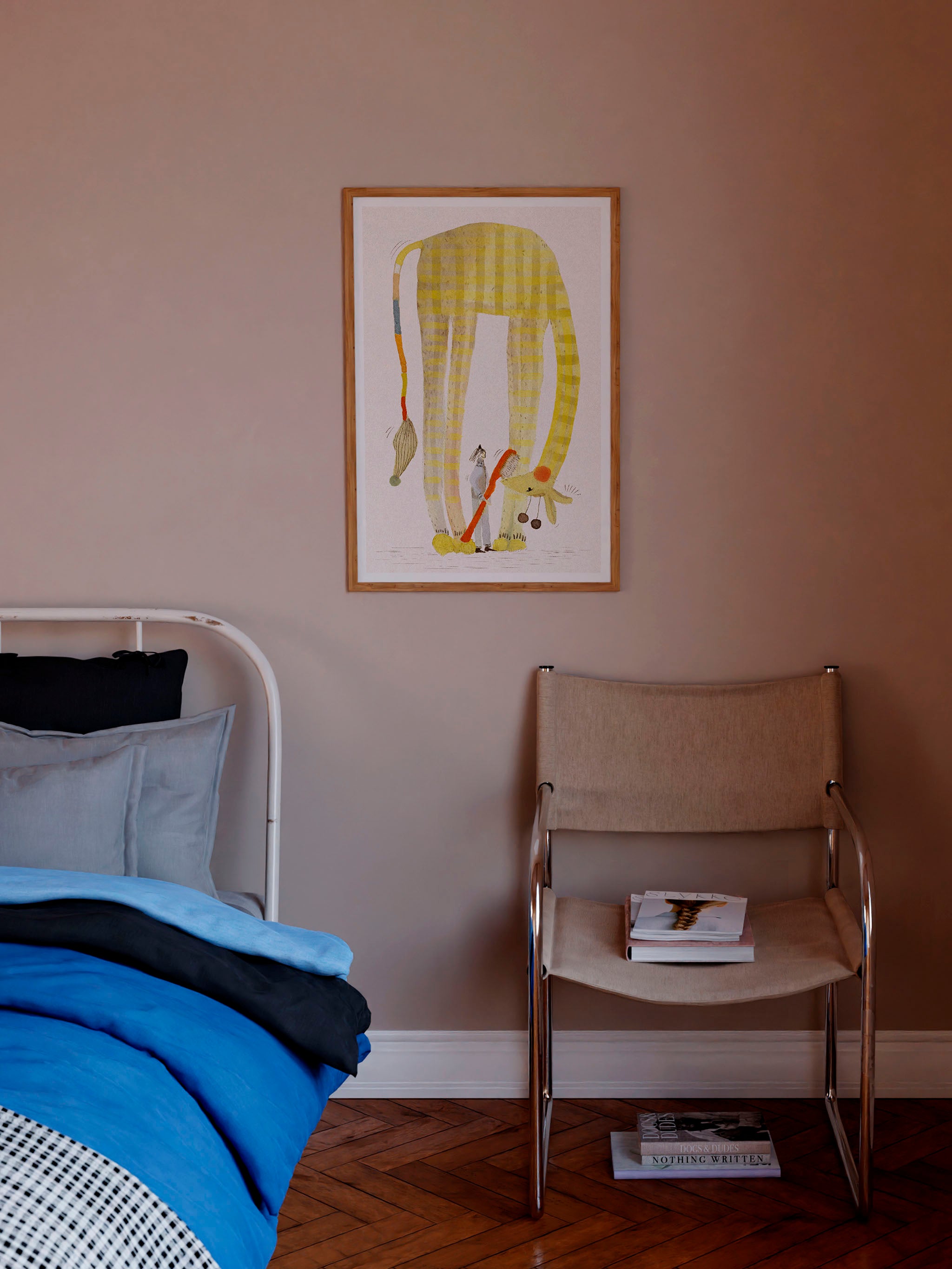 Morgenfrisk kunstplakat med gulternet hund over en seng