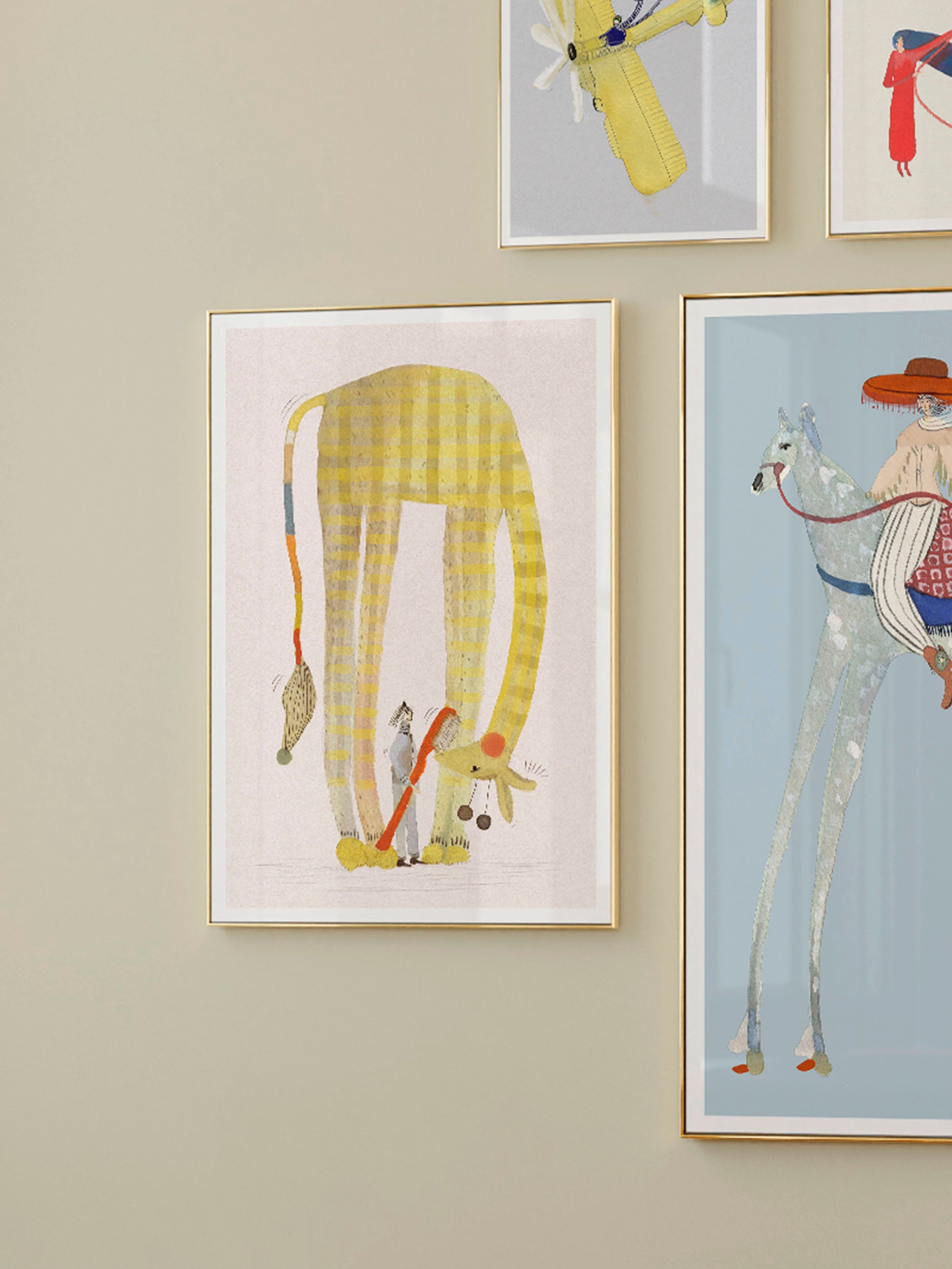 Morgenfrisk kunstplakat med gulternet hund i en billedvæg