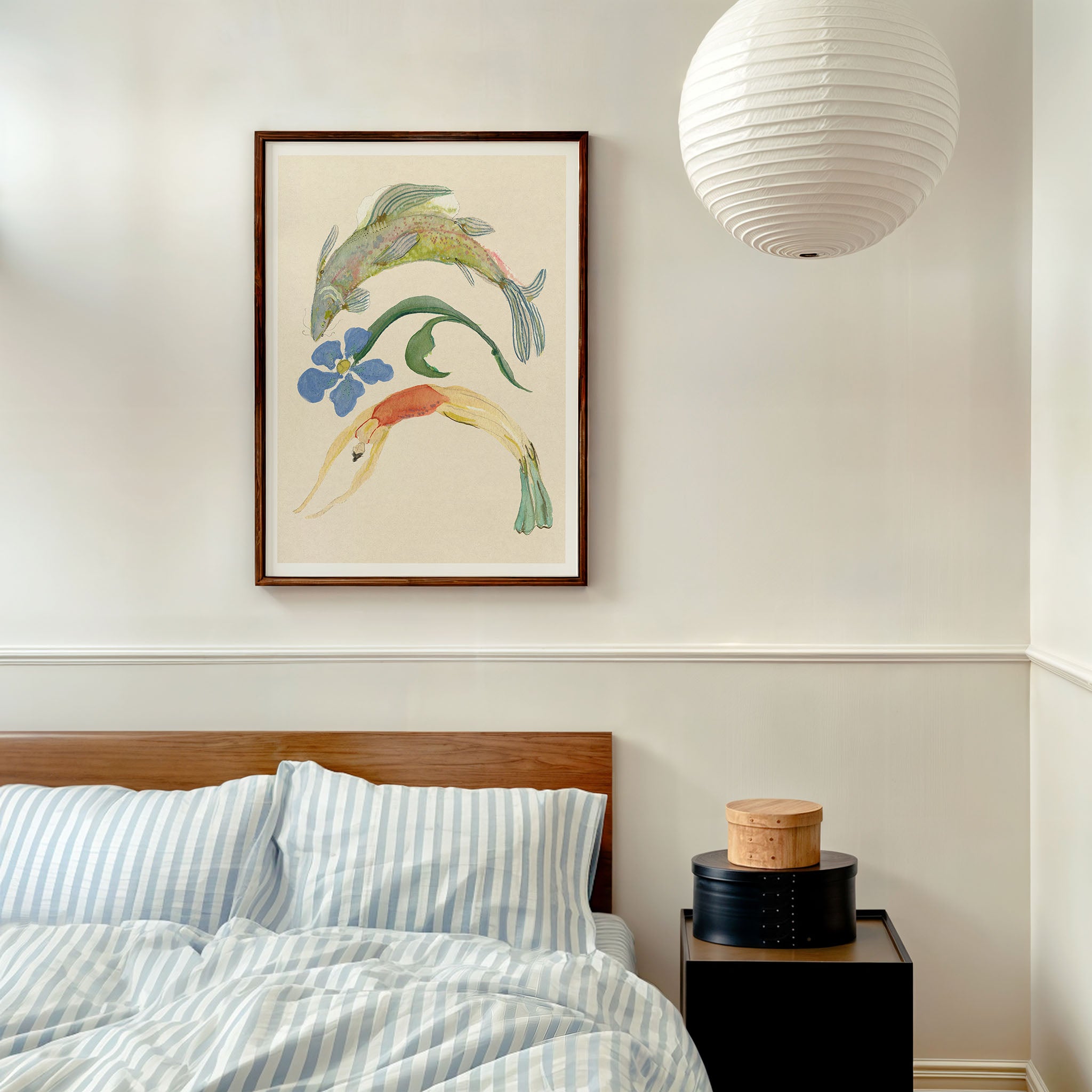 Ryujin kunstplakat med to farverige fisk og blå blomst over en seng all-groups