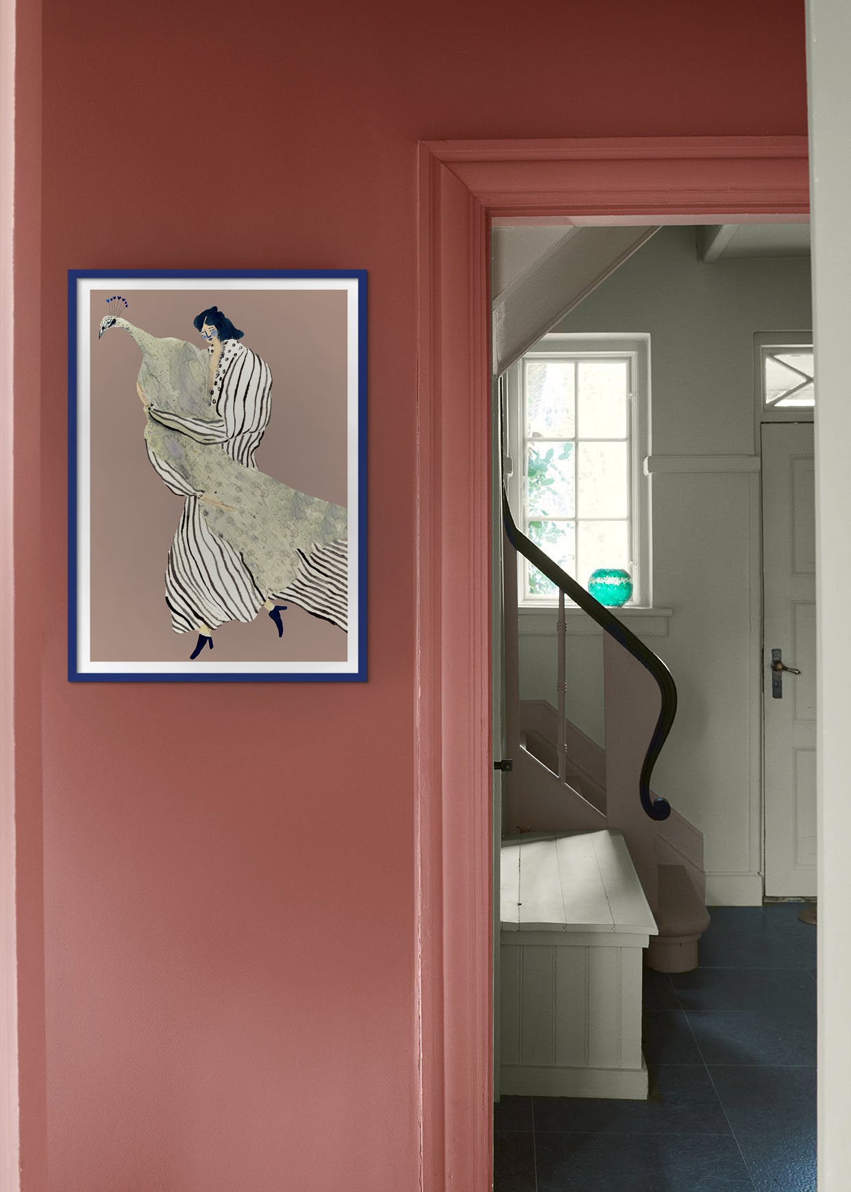 STOLEN PEACOCK kunstplakat med kvinde og påfugl i blå ramme på en rosa væg