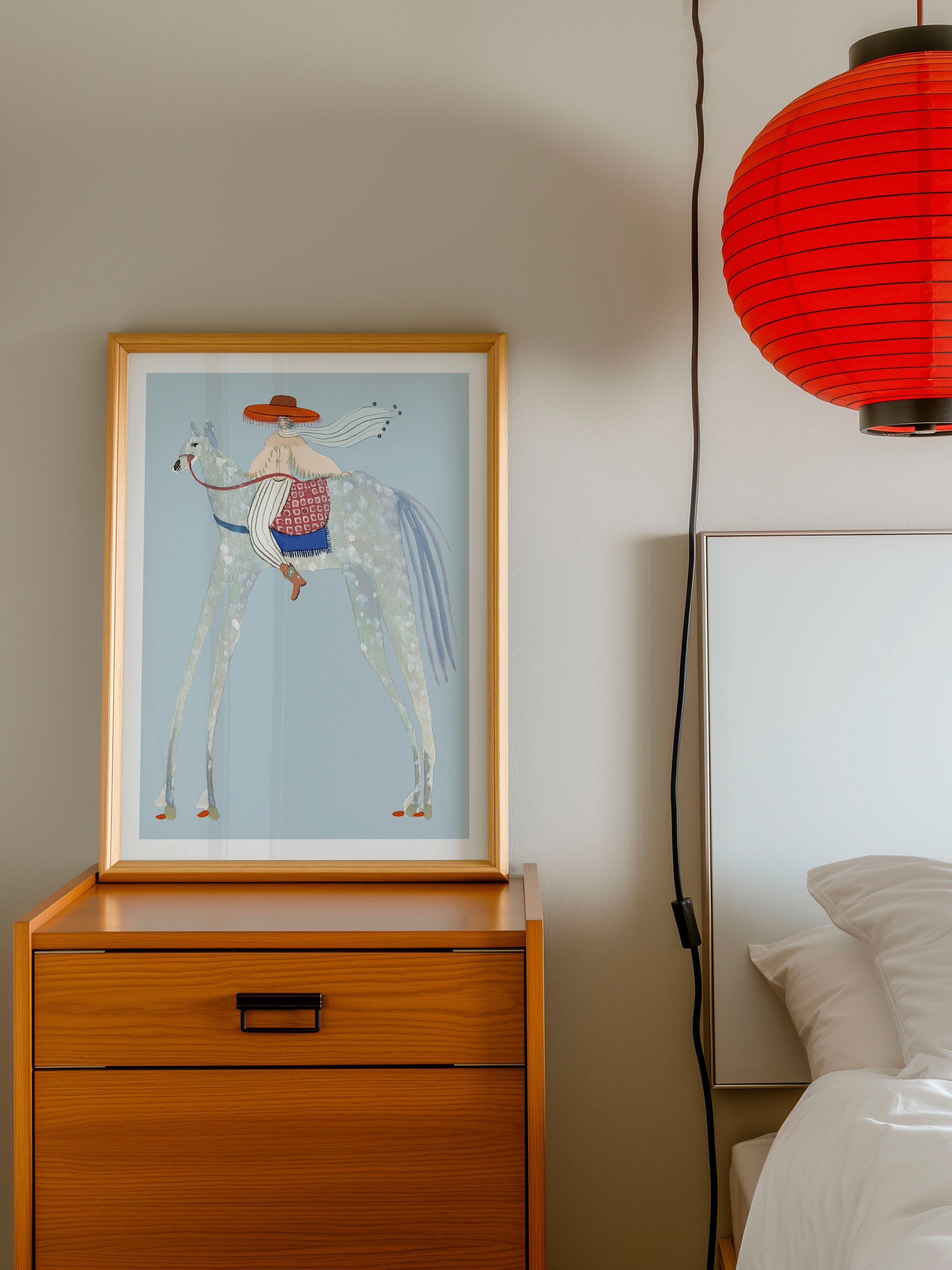 Sheriffen kunstplakat med rytter på en grå hest i lys træramme på en kommode