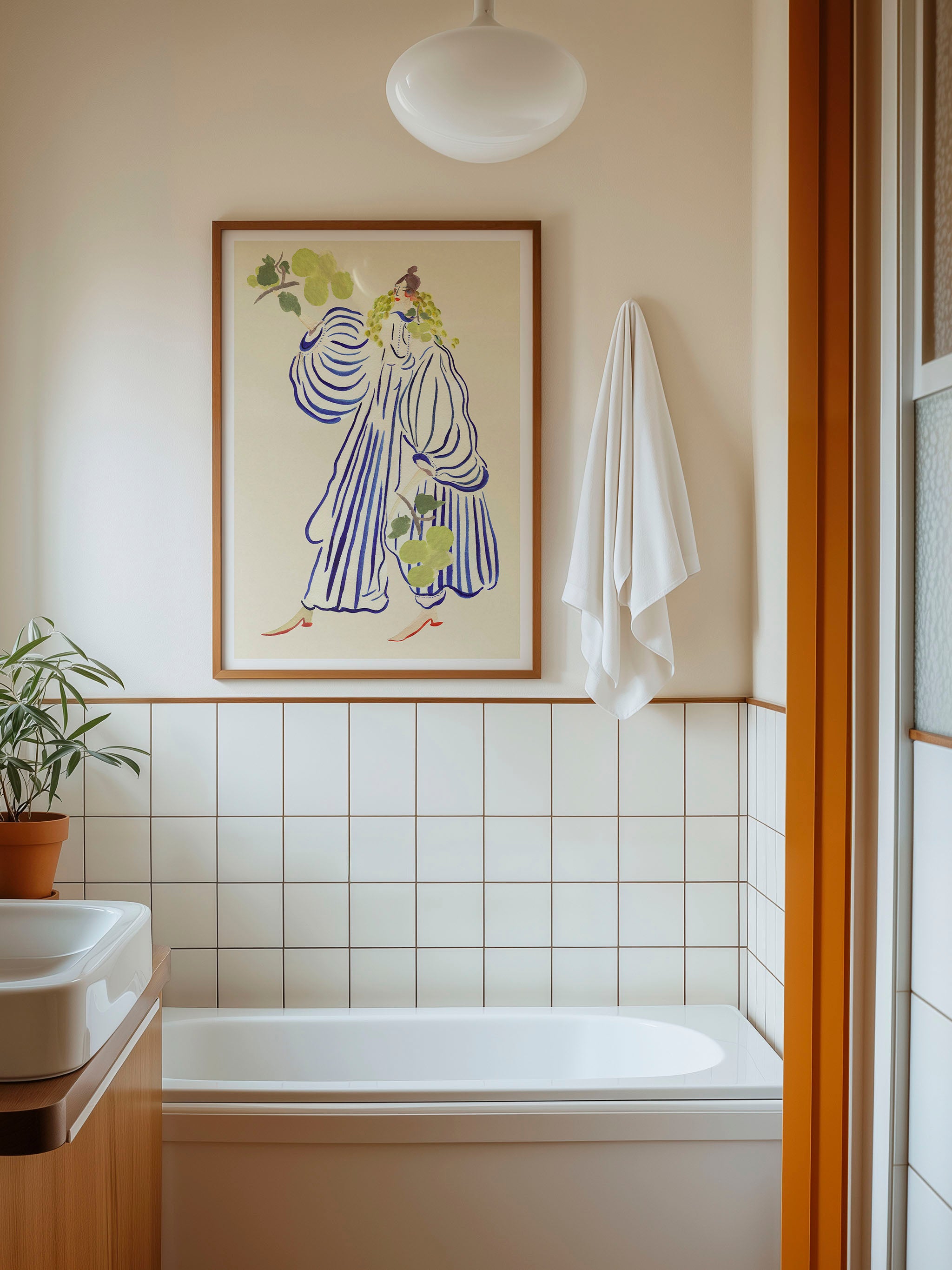 Grapevine Goddess kunstplakat med kvinde i blåstribet kjole og vindruer over et badekar all-groups