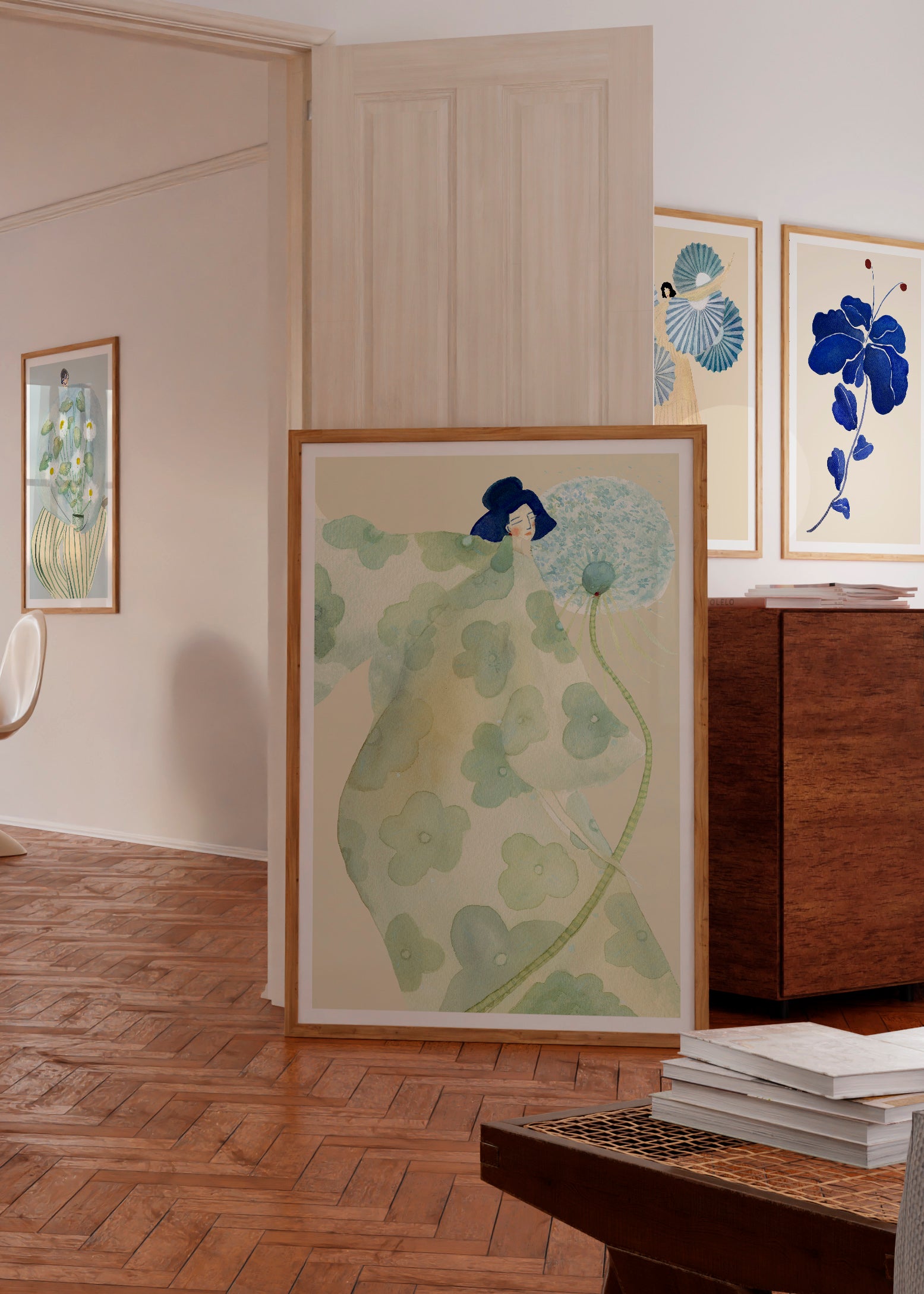 Dandelion plakat af Andrea Krull indrammet i lyst træ og placeret på gulvet i en moderne stue med sildebensparket."