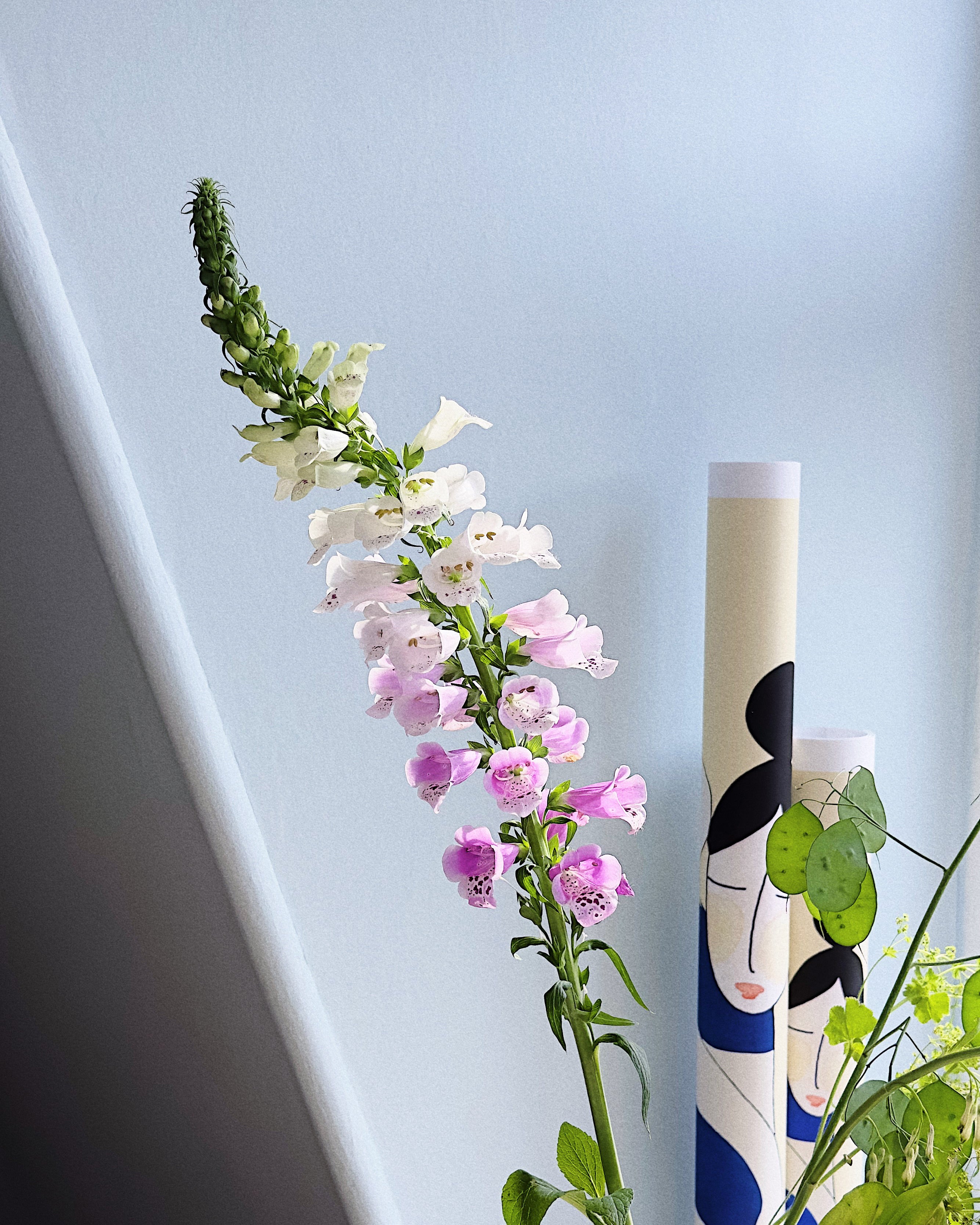 Tætpå-detalje af Andrea Krull kunsttryk med motiv af blå dame i blomstret kåbe og fine akvarelstrøg