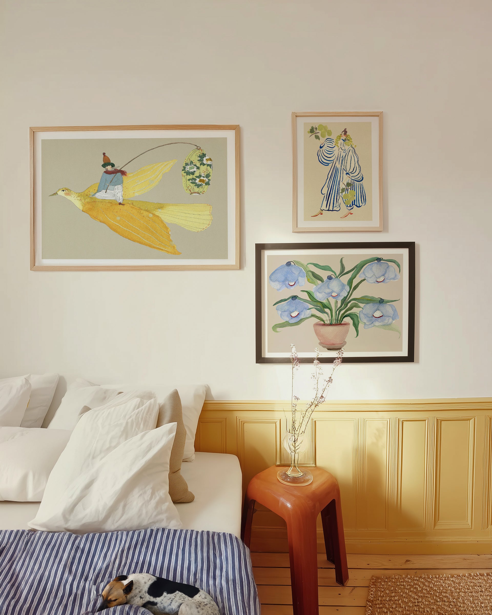 Lysfuglen kunstplakat med gul fugl i en billedvæg over en seng