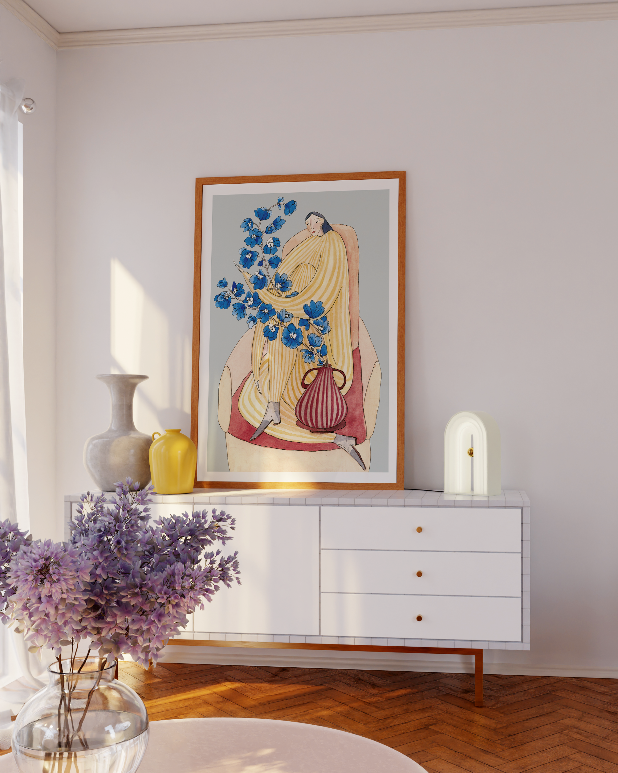DELPHINIUM kunstplakat med kvinde, blå blomster og rød vase i lyst interiør