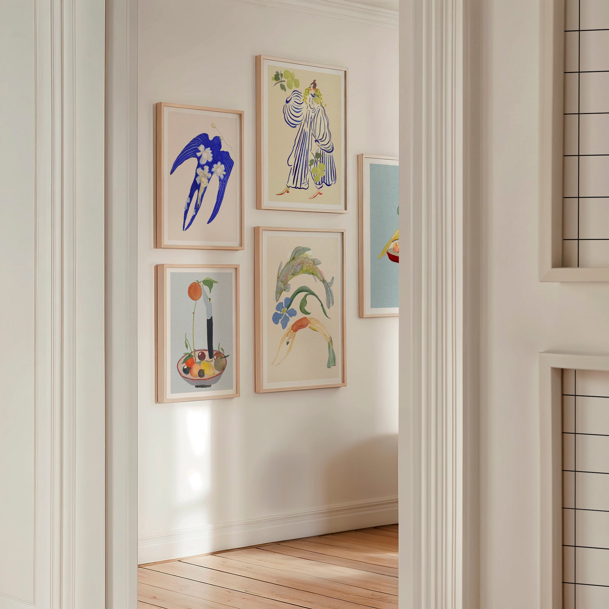 Ryujin kunstplakat med fisk og blå blomst i en billedvæg med fire andre motiver all-groups