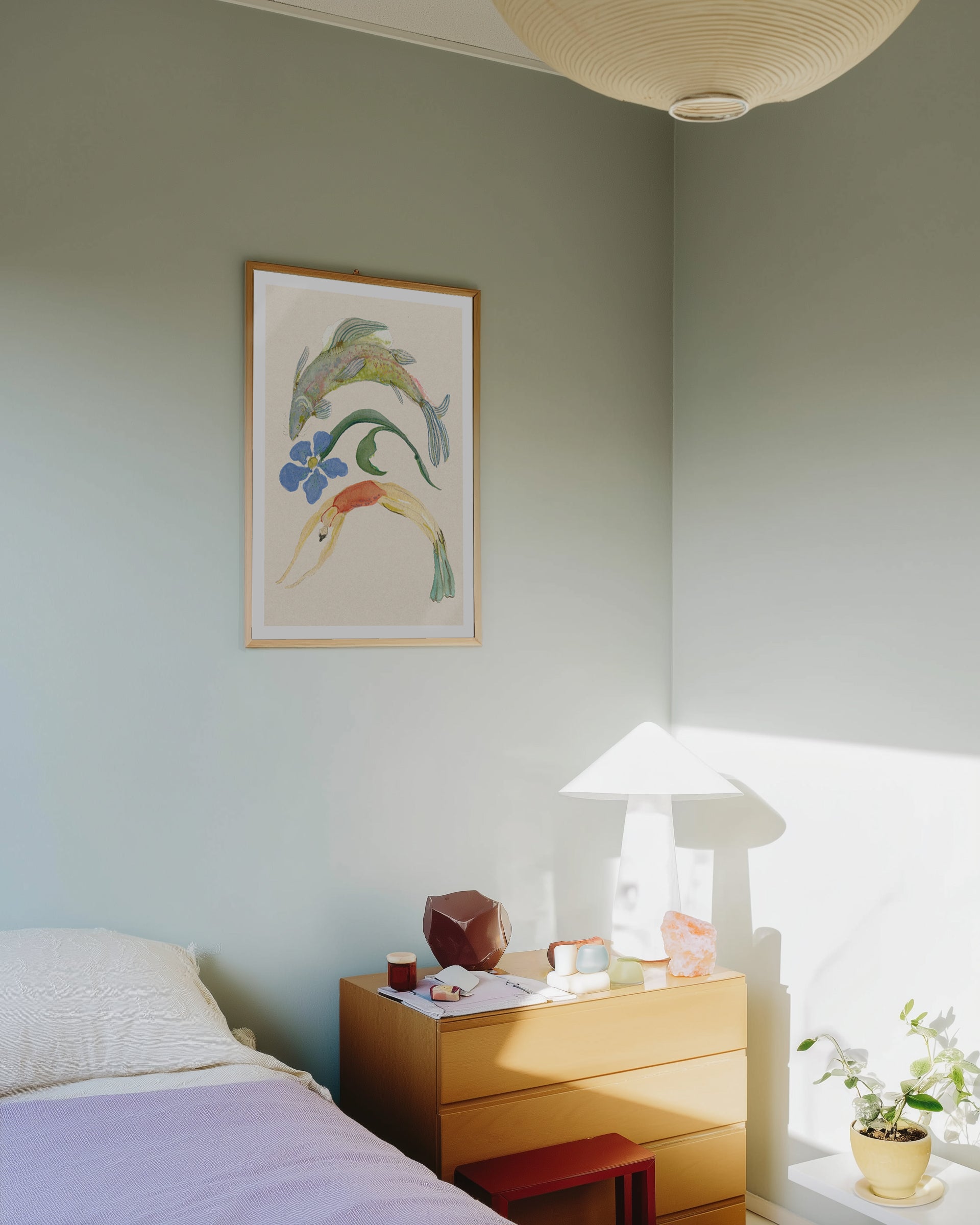 Ryujin kunstplakat med to farverige fisk og blå blomst i et lyst soveværelse all-groups