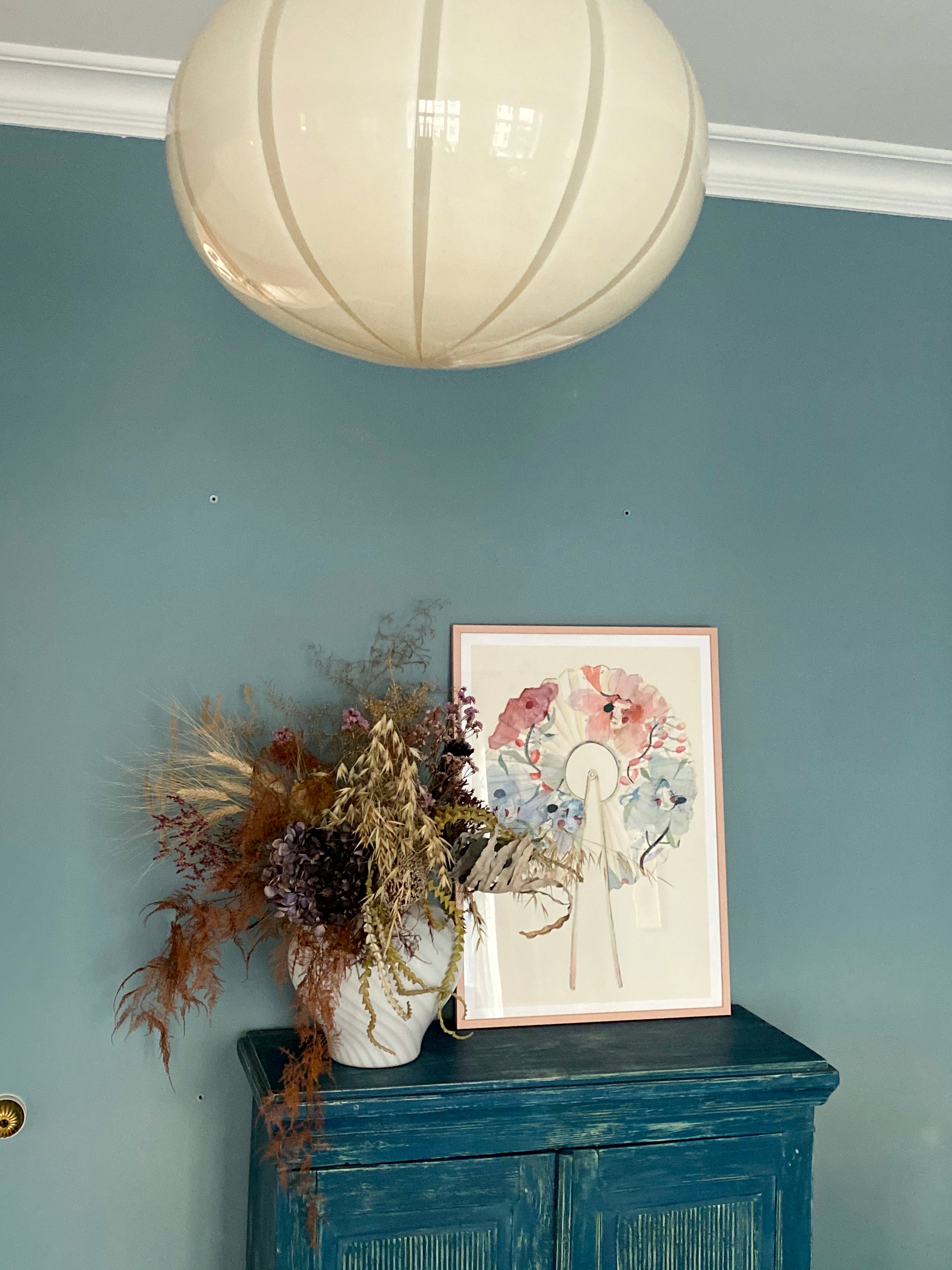 WASHI PAPER FAN kunstplakat med rosa og blå vifter på et blåt skab